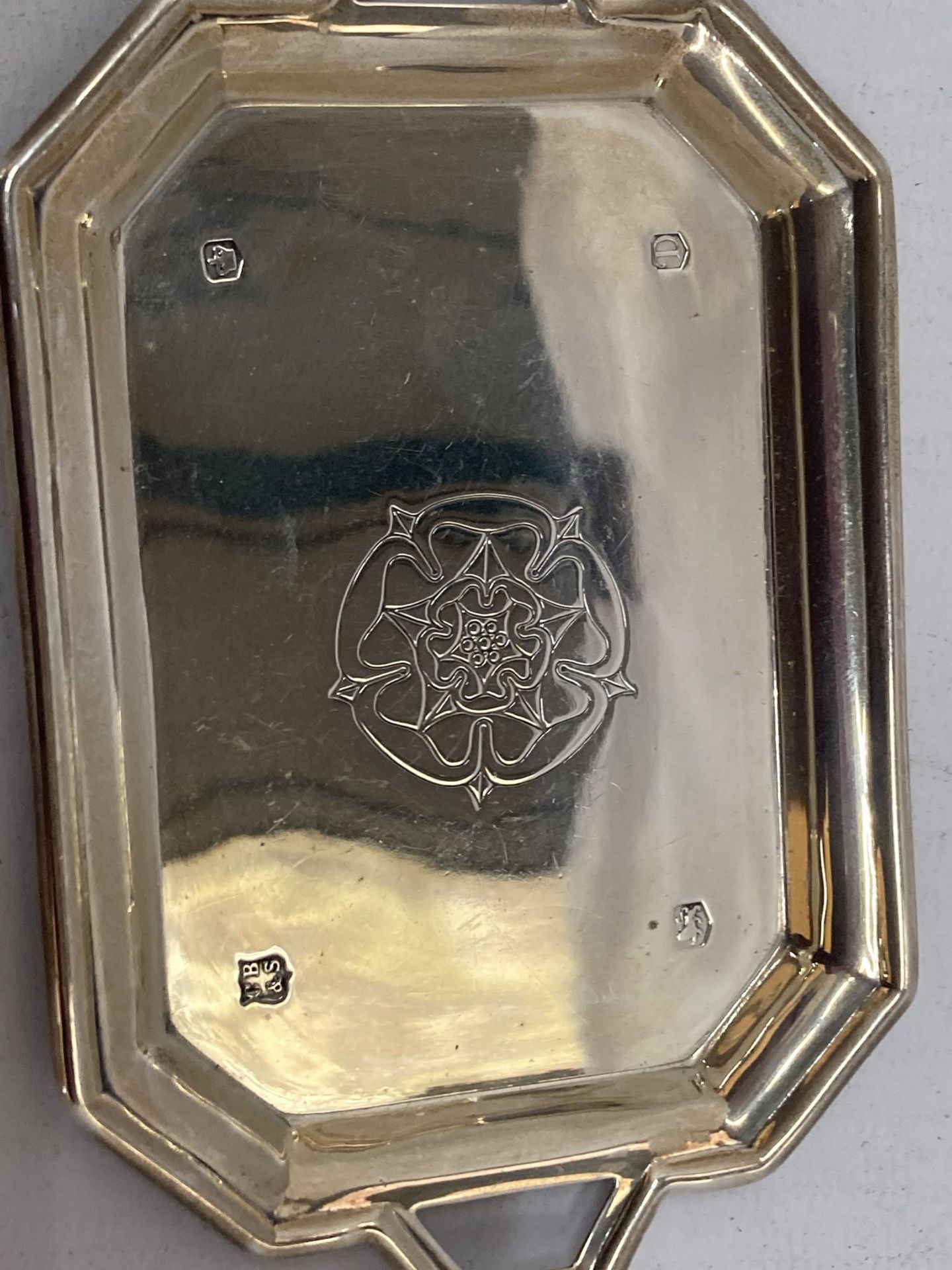 A SHEFFIELD HALLMARKED SILVER SMALL TRAY WITH ROSE DESIGN, LENGTH 12.5CM, WEIGHT 49G - Image 2 of 3