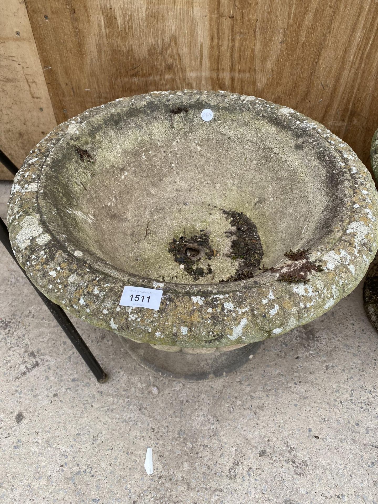 A RECONSTITUTED STONE URN STYLE PLANTER (H:34CM D:47CM) - Image 2 of 4