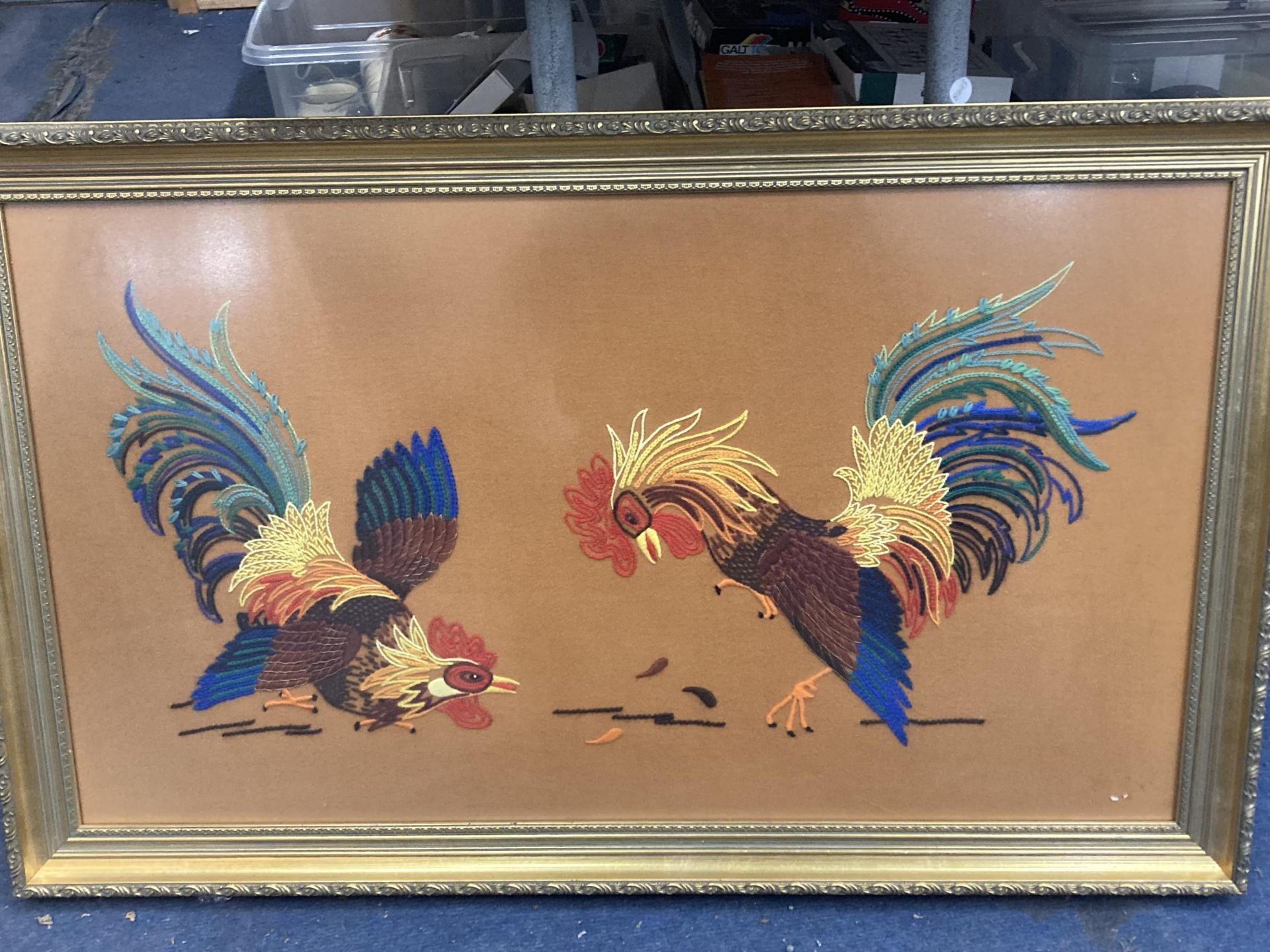 A LARGE GILT FRAMED WOOLWORK PICTURE OF FIGHTING COCKS 93CM X 57CM