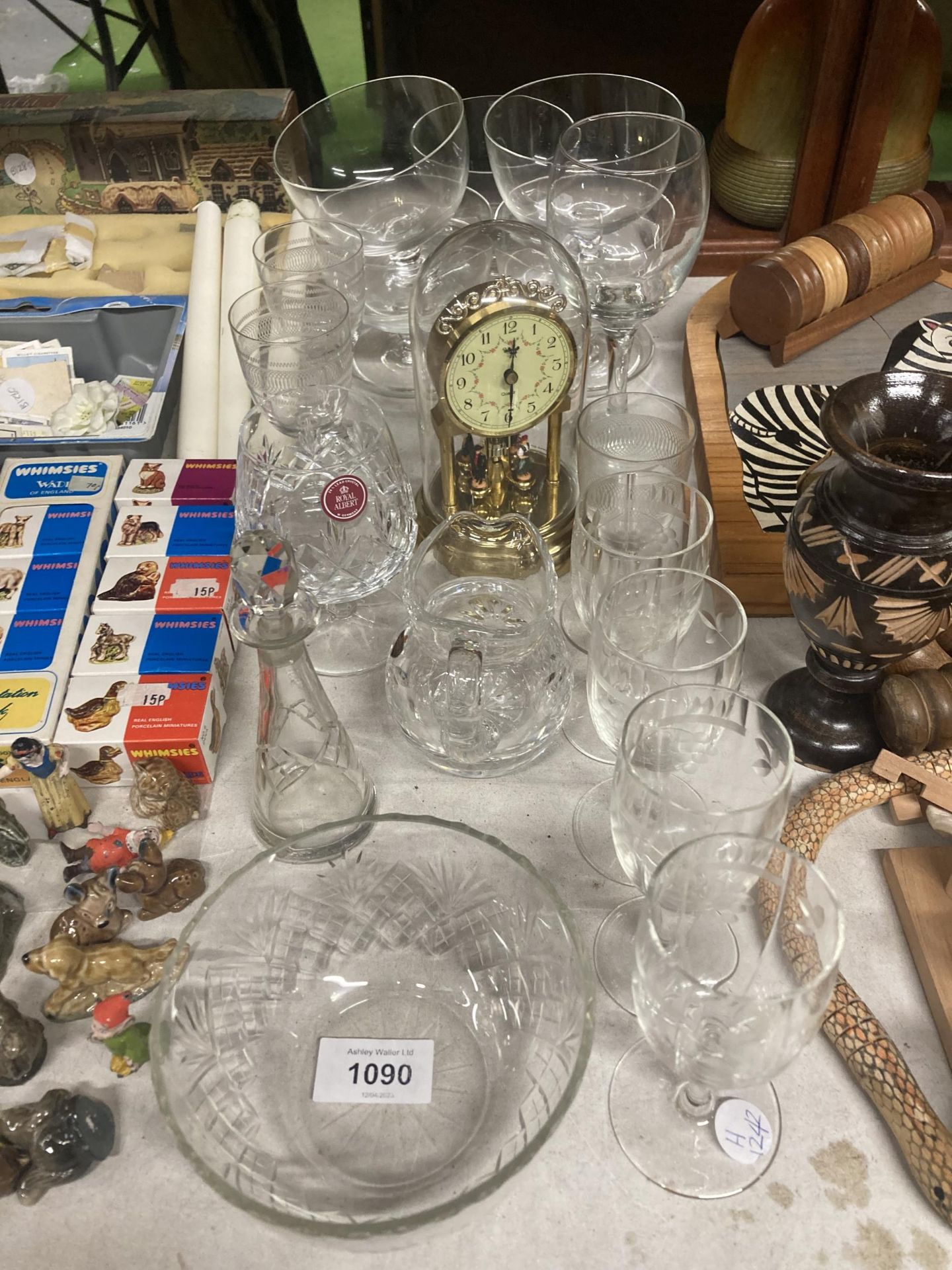 A QUANTITY OF GLASSWARE TO INCLUDE AN ANNIVERSARY CLOCK, DESSERT BOWLS, VINEGAR BOTTLE, ROYAL ALBERT