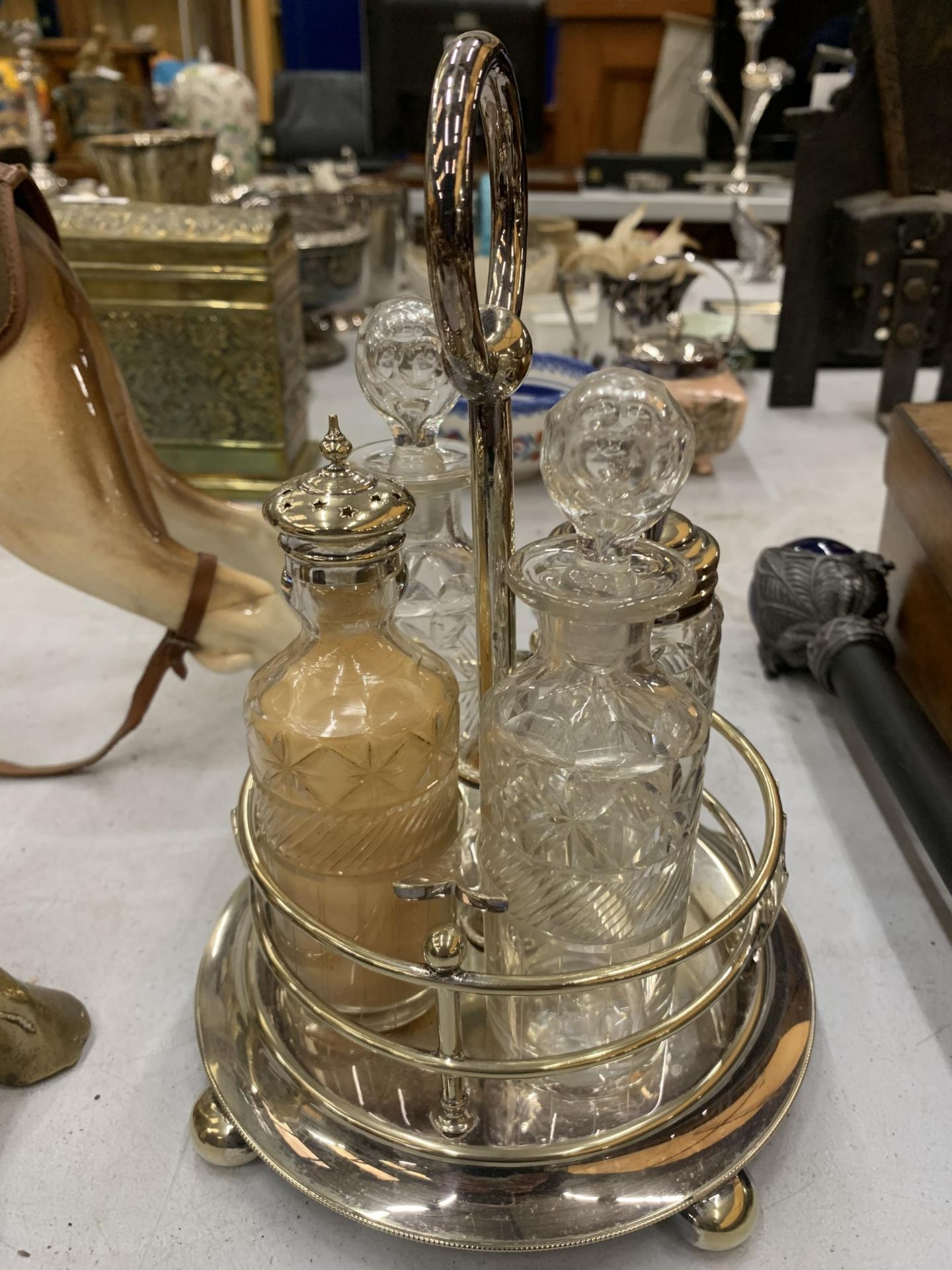 A QUANTITY OF SILVER PLATE AND GLASS CONDIMENTS TO INCLUDE A SUGAR SHAKER, PRESERVE POT, ETC - Bild 5 aus 5