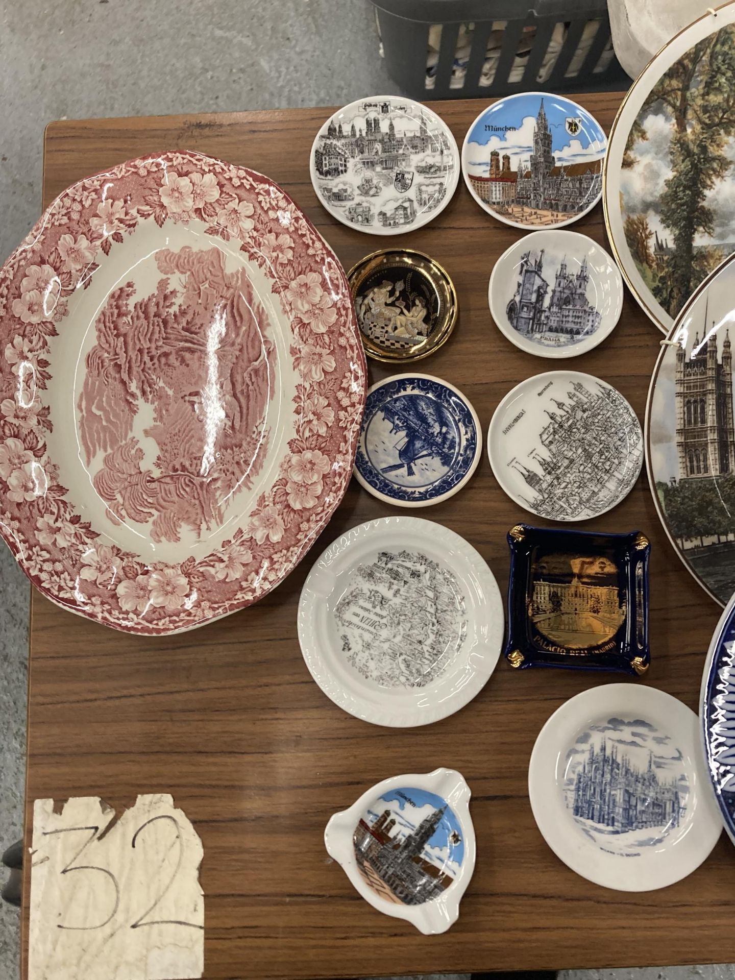 A LARGE QUANTITY OF TEN SMALL AND TEN LARGE VINTAGE PLATES - Image 2 of 3