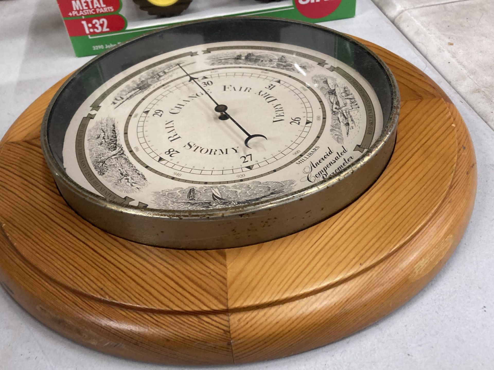 A VINTAGE PINE FRAMED ROUND ANEROID BAROMETER DIAMETER APPROX 30CM - Image 5 of 5