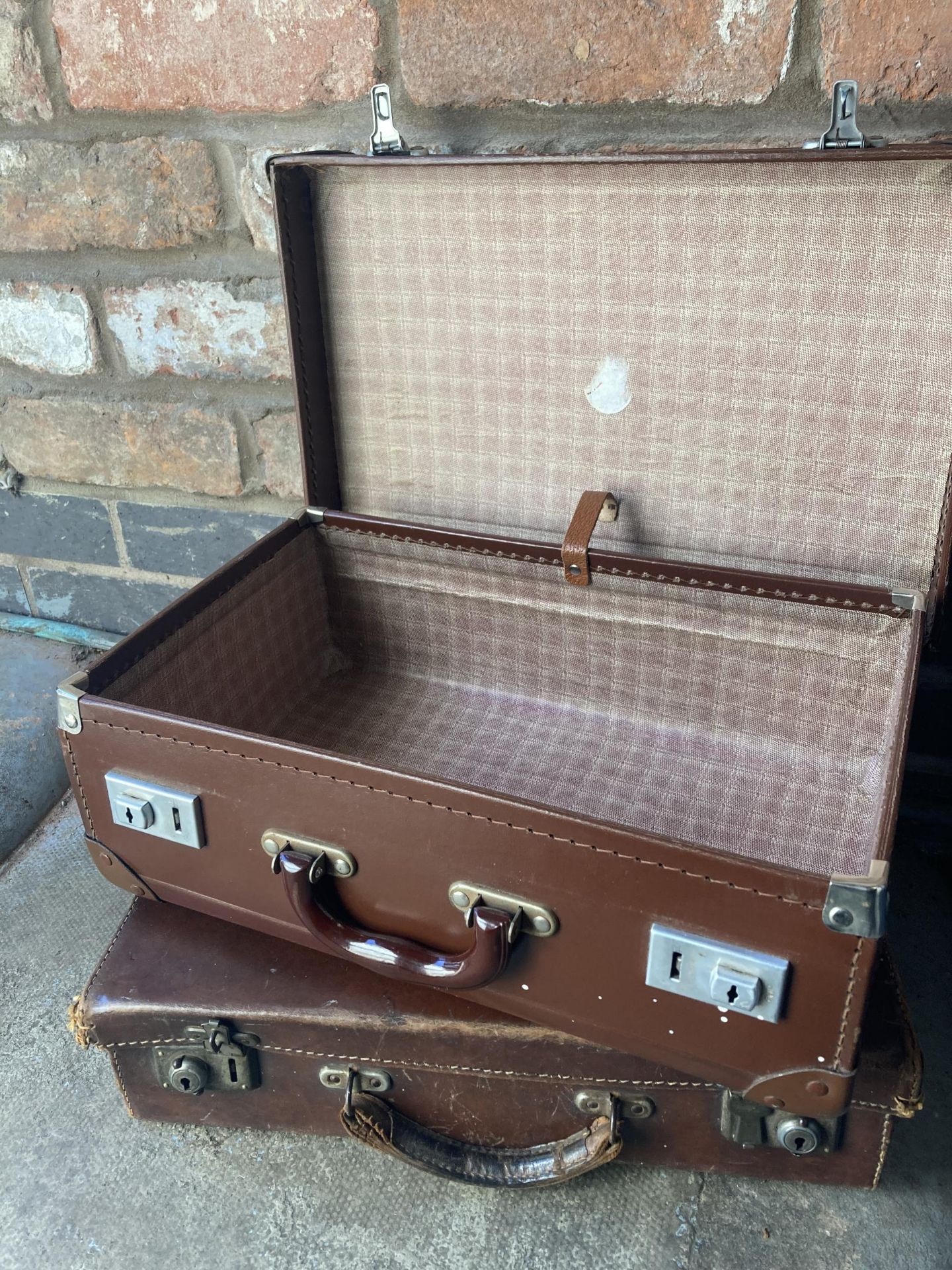 A MIXED LOT TO INCLUDE A COCKTAIL SHAKER, CERAMIC POTS, A WOODEN BORDEAUX WINE BOX, PHOTO FRAME, - Image 2 of 6