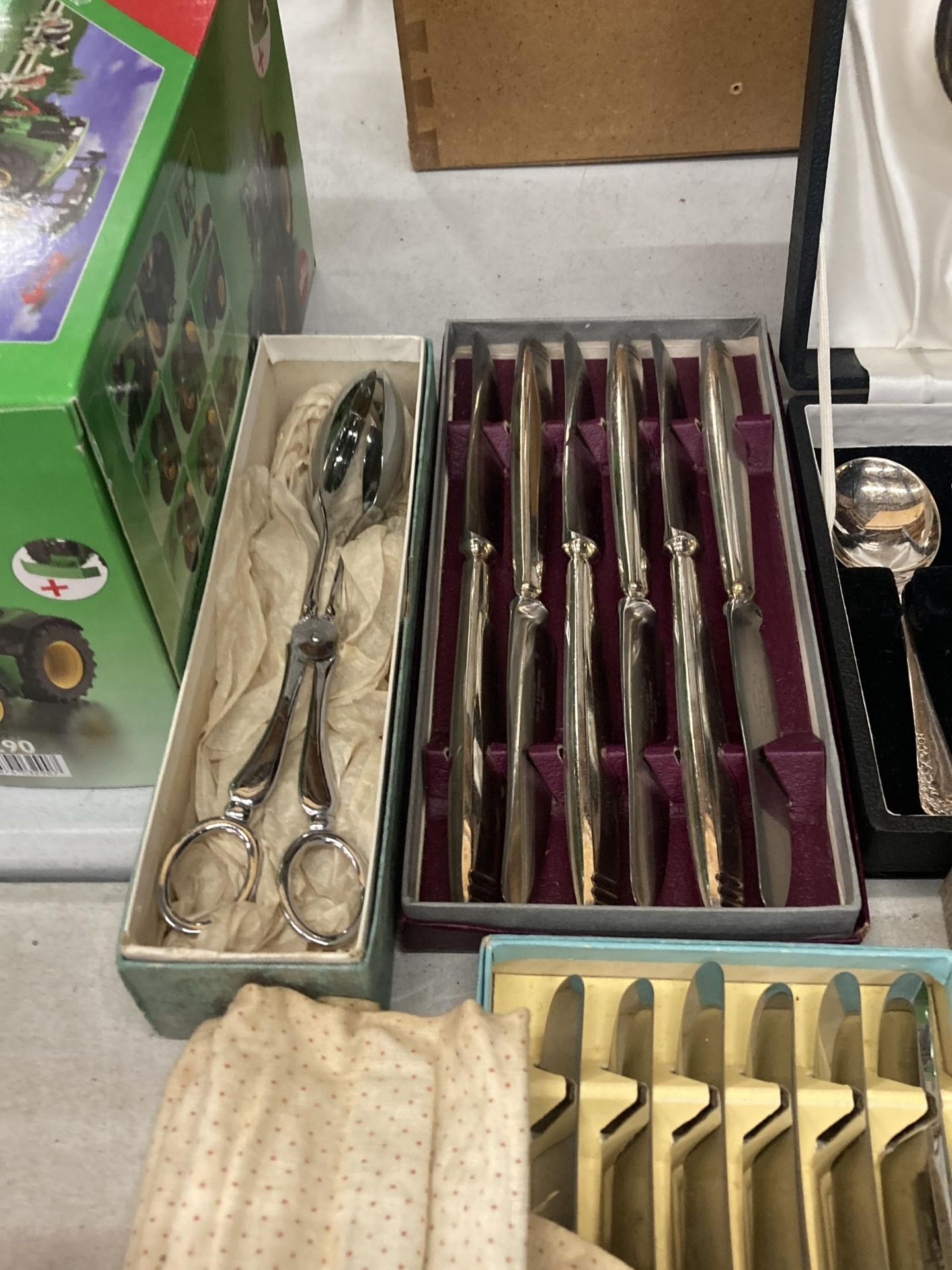 A LARGE QUANTITY OF BOXED VINTAGE FLATWARE TO INCLUDE FISH KNIVES AND FORKS, SERVING SPOONS, ETC - Image 8 of 8