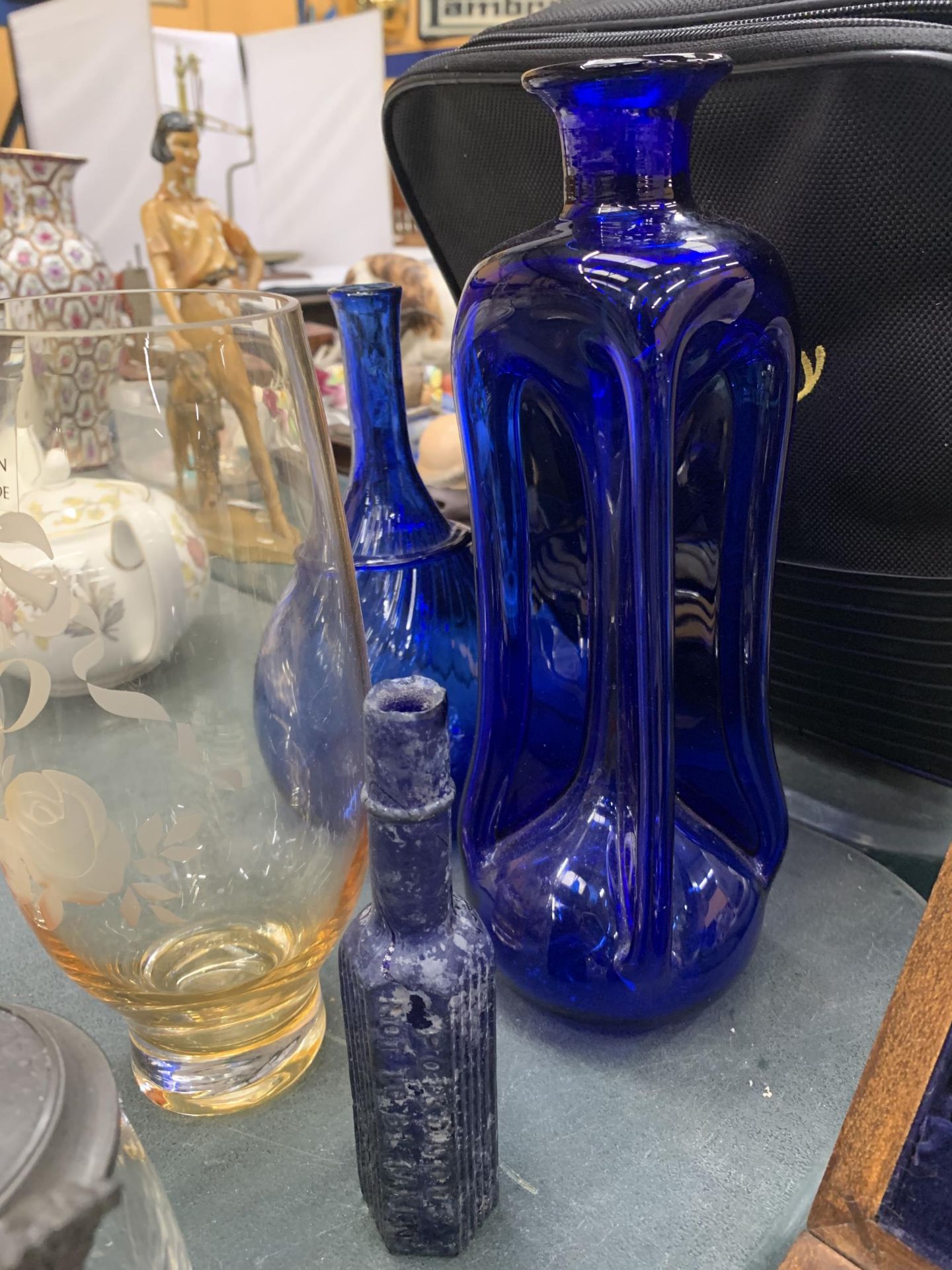 A QUANTITY OF GLASSWARE TO INCLUDE A BRANDY GLASS WARMER WITH GLASS, BLUE BOTTLES, A ROYAL - Image 3 of 5