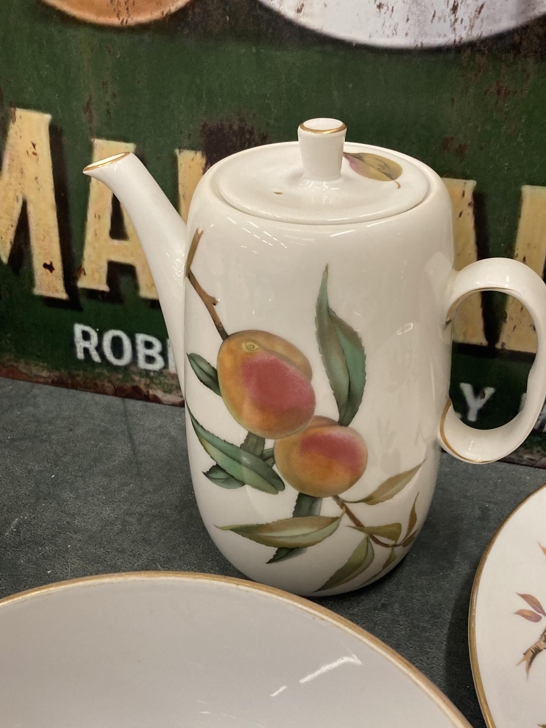 A QUANTITY OF ROYAL WORCESTER 'EVESHAM' DINNERWARE TO INCLUDE SERVING DISHES, A COFFEE POT, CRUET - Image 4 of 5