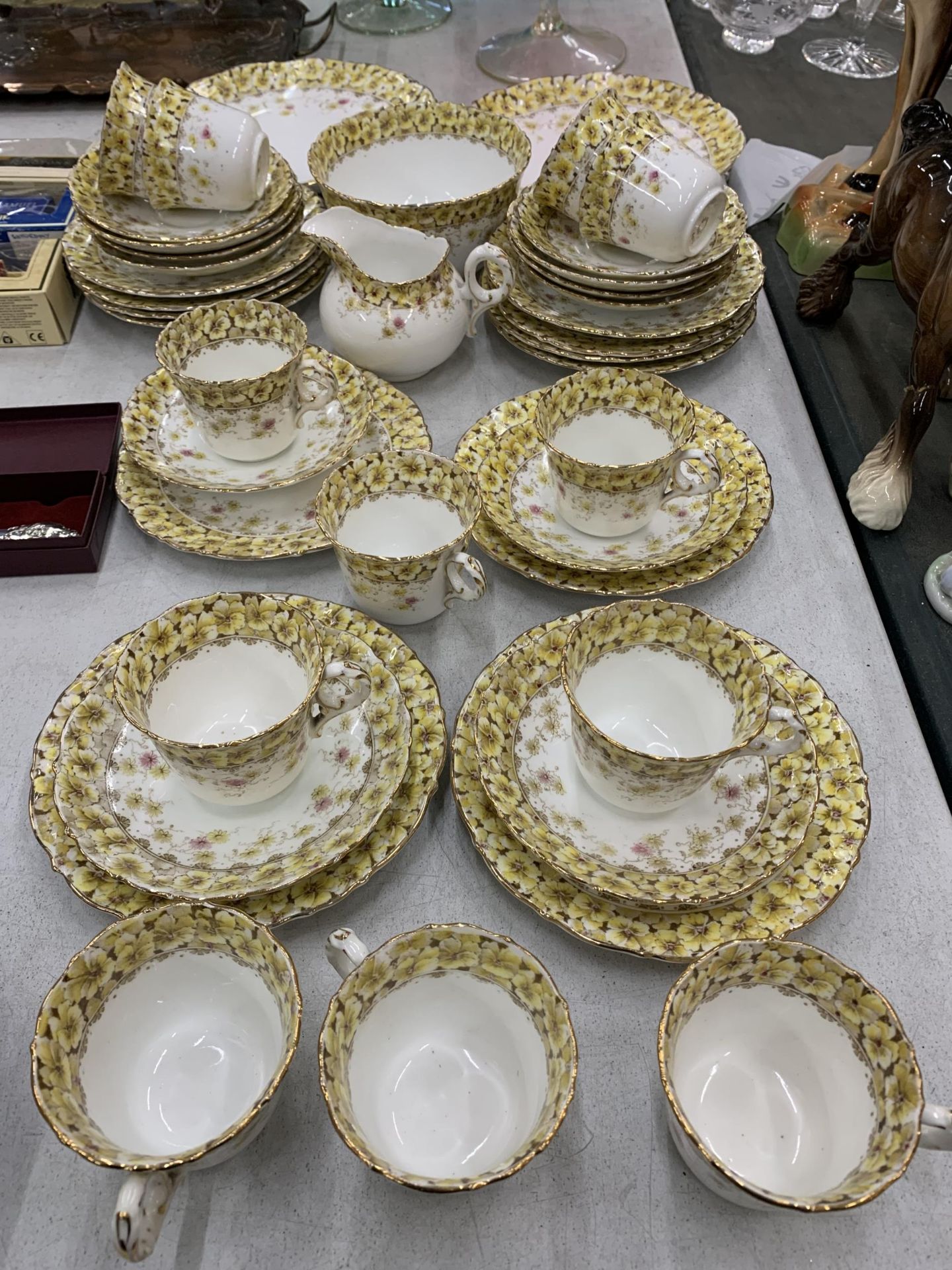 A VINTAGE CHAPMAN CHINA TEASET TO INCLUDE CUPS, SAUCERS, SIDE PLATES, CAKE PLATES A CREAM JUG AND
