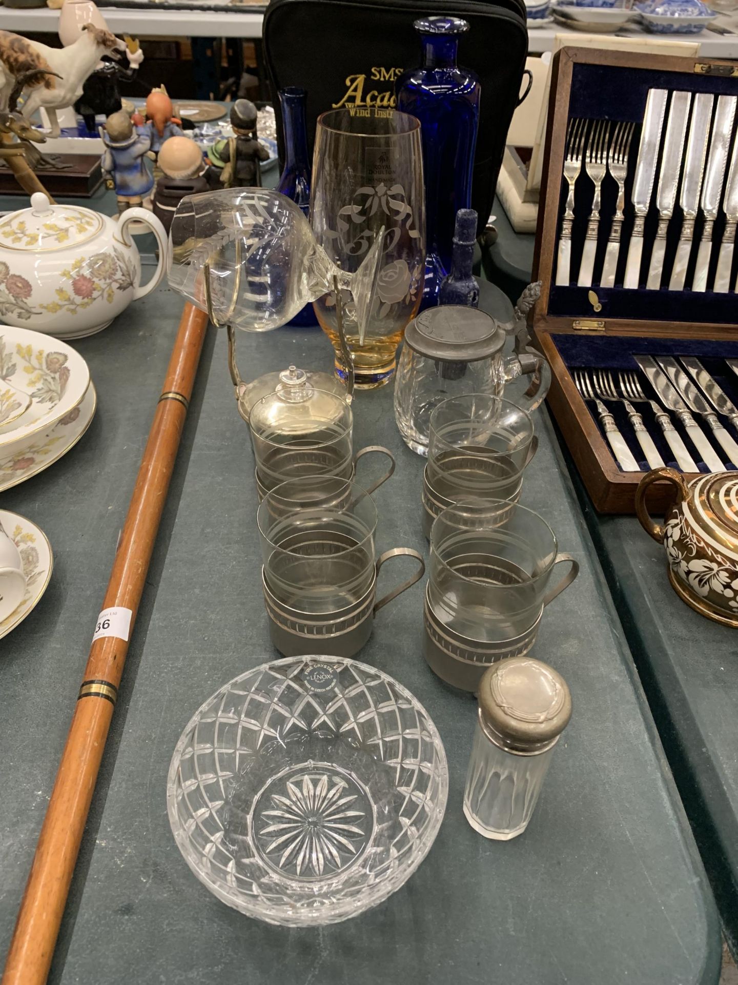 A QUANTITY OF GLASSWARE TO INCLUDE A BRANDY GLASS WARMER WITH GLASS, BLUE BOTTLES, A ROYAL