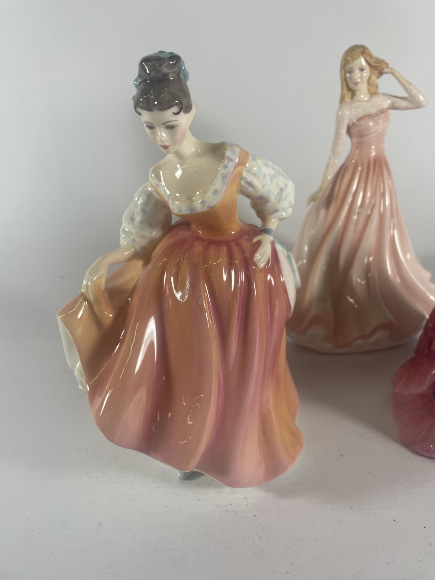 A GROUP OF THREE ROYAL DOULTON LADY FIGURES - ELFREDA (A/F), FAIR LADY (CORAL PINK) (SECONDS) & - Image 2 of 6