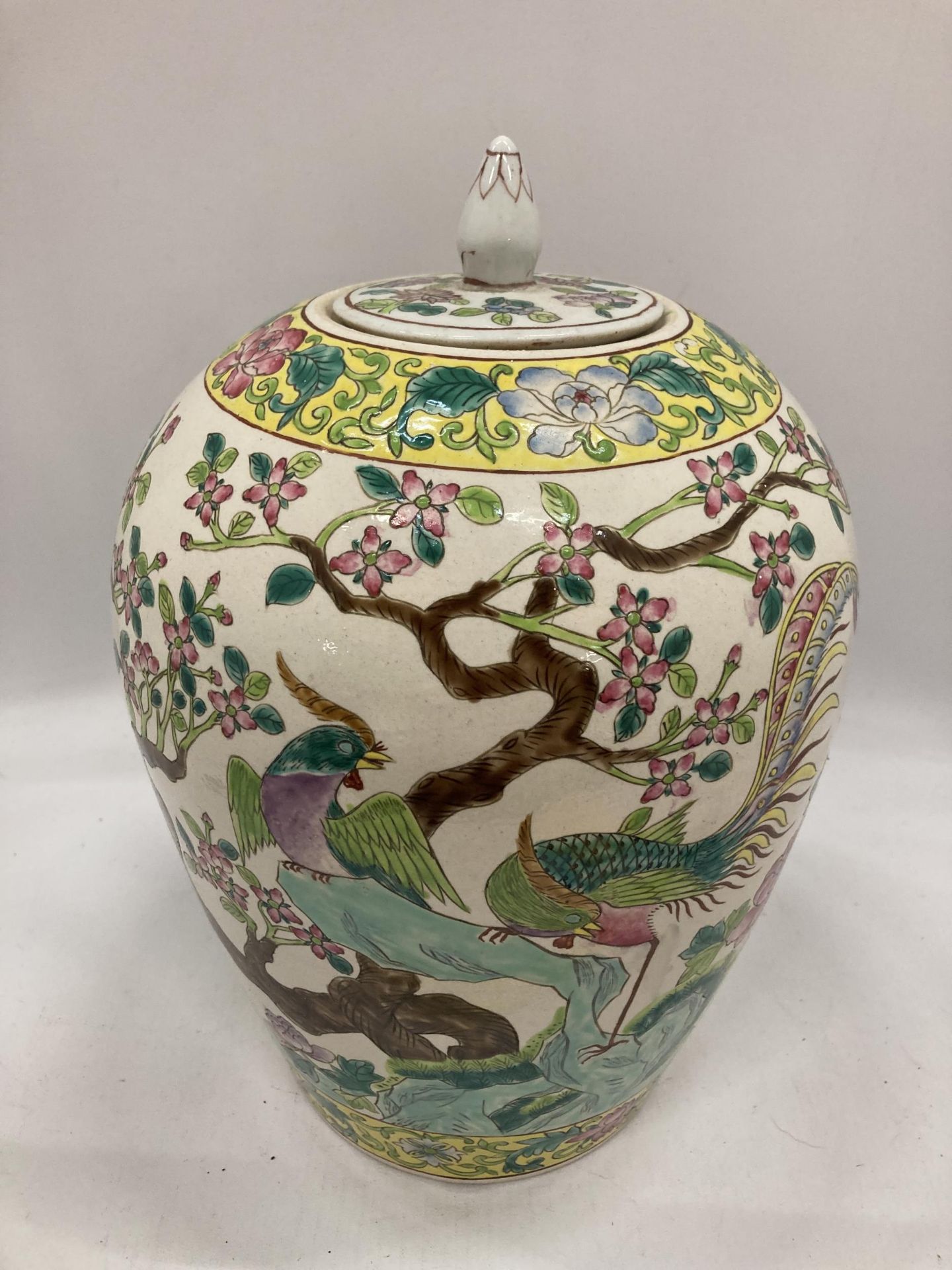 A LARGE CHINESE FAMILLE VERTE STLYE LIDDED VASE, APPROX 30CM