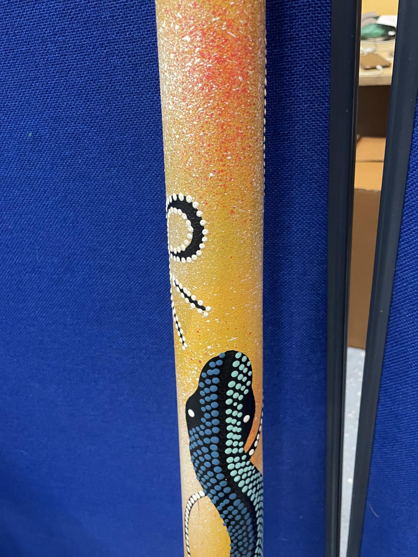 AN ABORIGINAL DIDGERIDOO WITH SNAKE DESIGN - Image 2 of 4