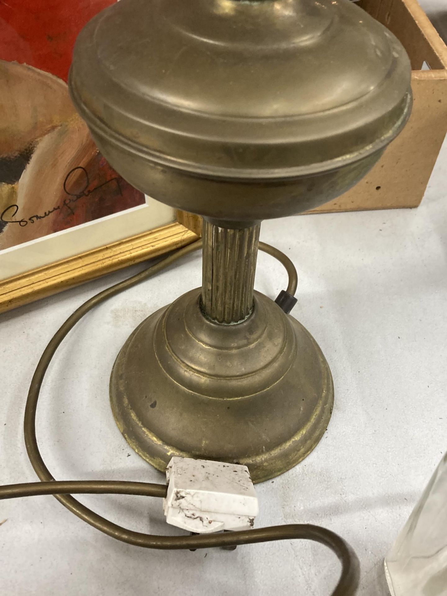 A VINTAGE OIL LAMP WITH FROSTED AND ETCHED SHADE AND GLASS CHIMNEY - Image 3 of 3