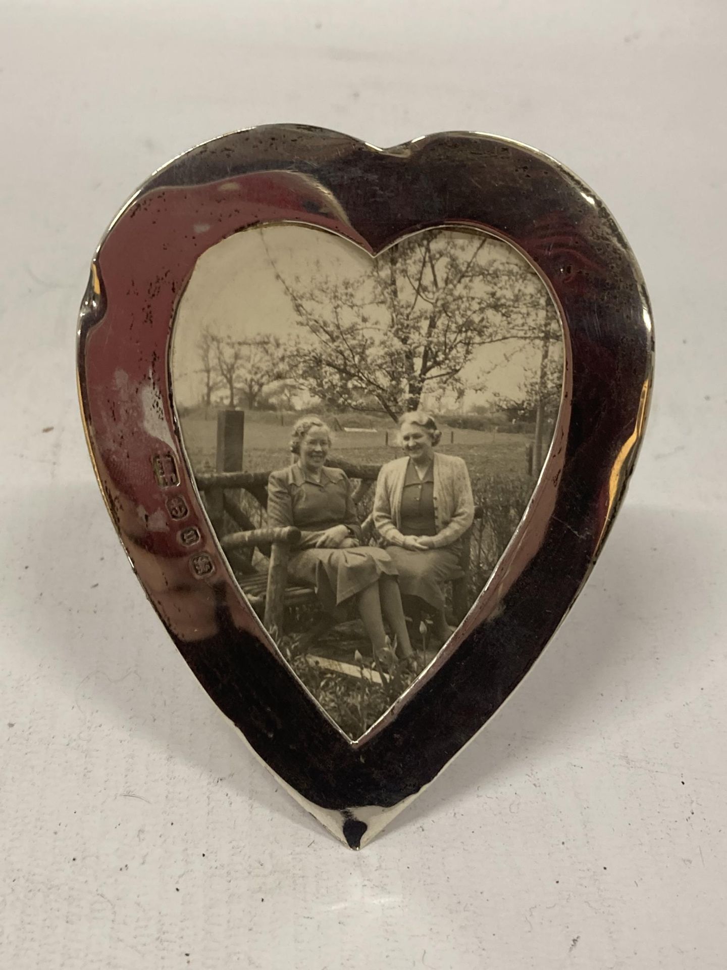 A VICTORIAN HALLMARKED SILVER HEART SHAPED PHOTO FRAME