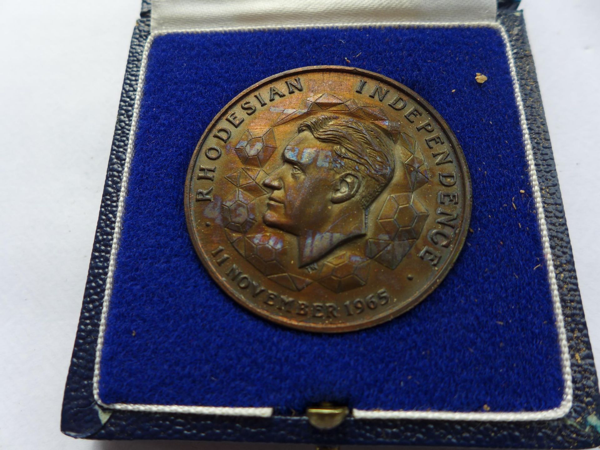 A CASED BRONZE RHODESIAN INDEPENDANCE MEDAL DATED NOVEMBER 11TH 1965, 37MM