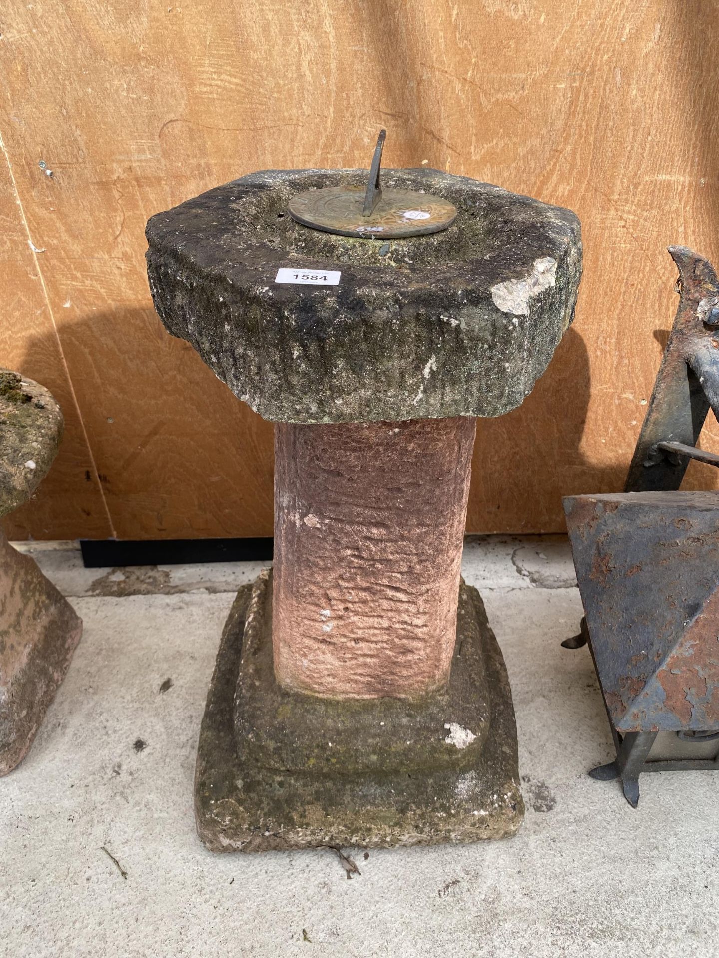 A RECONSTITUTED STONE SUNDIAL WITH PEDESTAL BASE AND BRASS GNOMON (H:58CM)