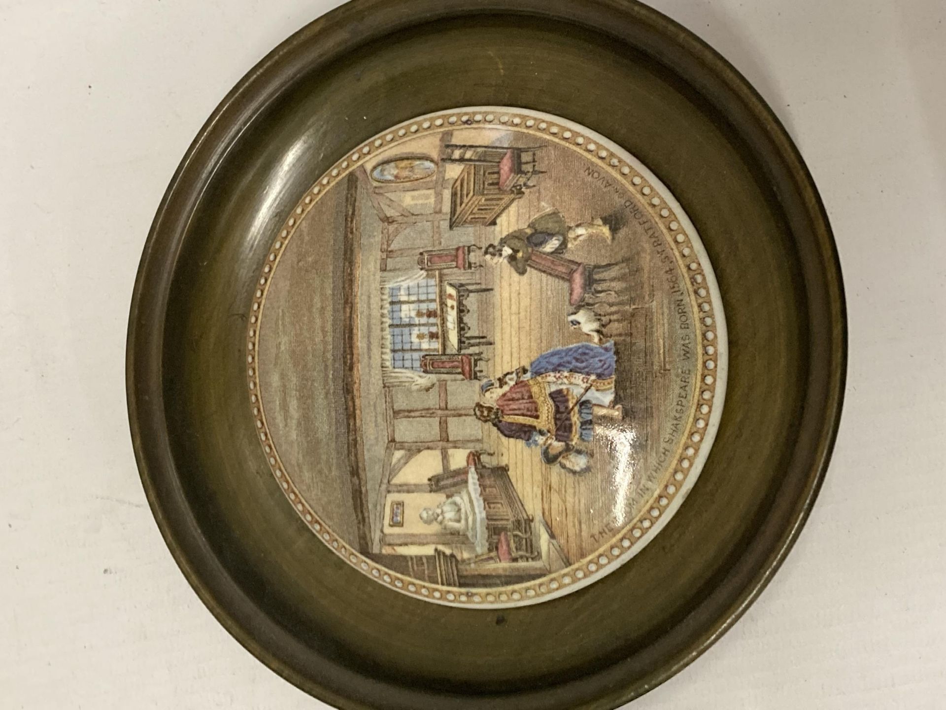 A GROUP OF FOUR VINTAGE PRATTWARE POT LIDS IN FRAMESTO INCLUDE SHAKESPEARES HOUSE ETC - Image 5 of 6
