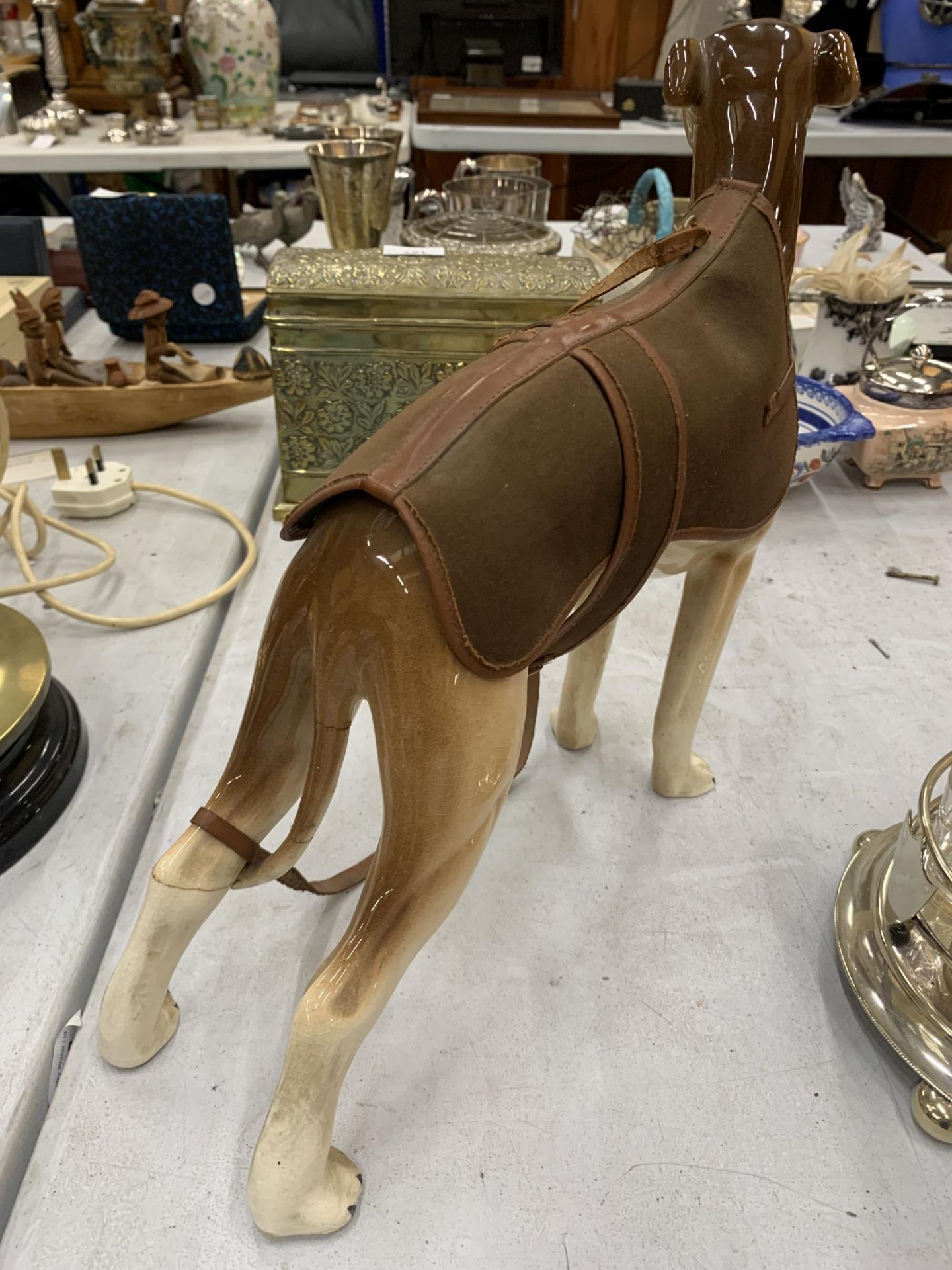 A LARGE MELBA WARE MODEL OF A GREYHOUND HEIGHT 30CM - A/F LEG HAS BEEN BROKEN - Image 5 of 5