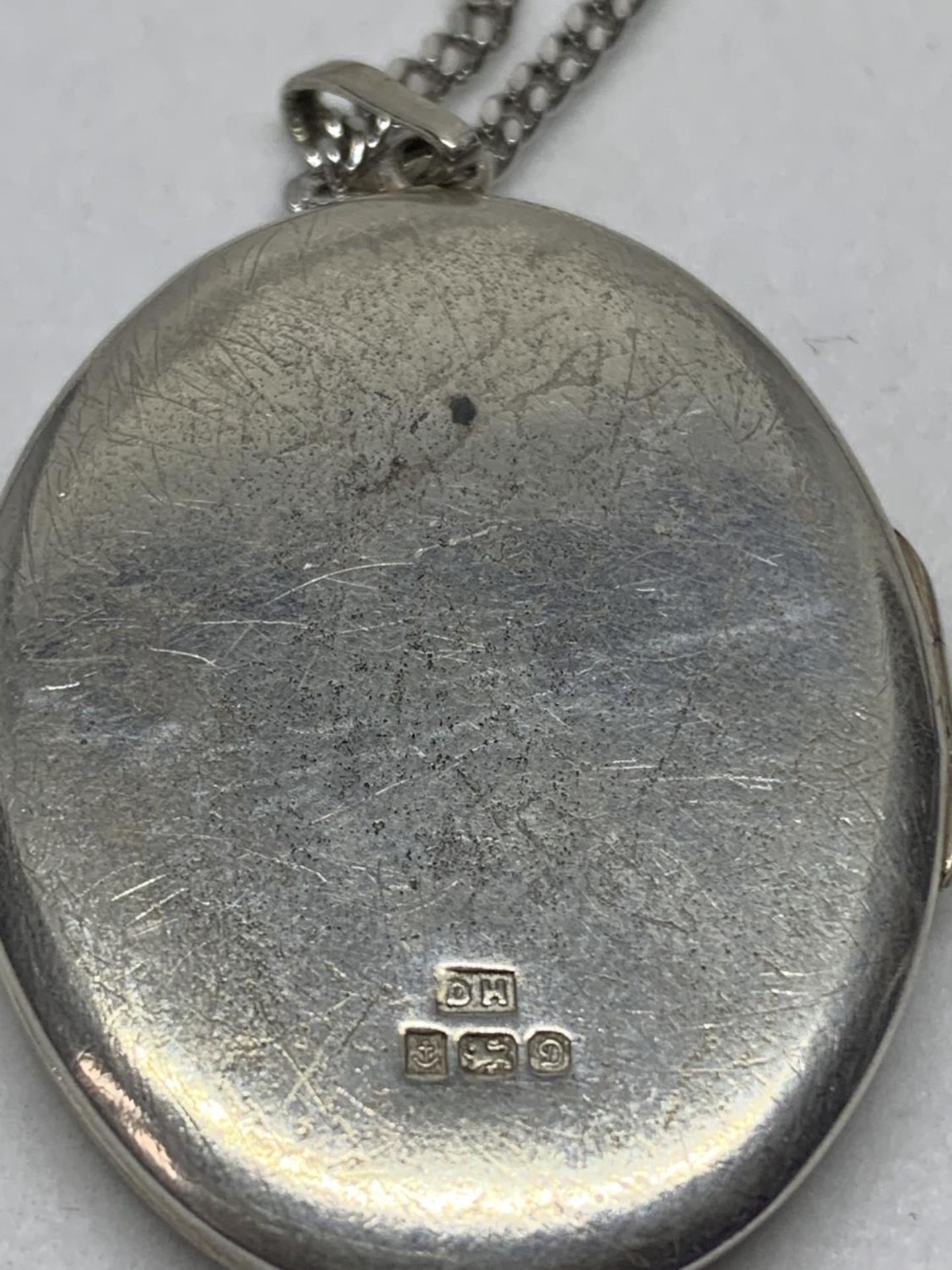 A SILVER NECKLACE WITH HALLMARKED BIRMINGHAM SILVER LOCKET IN A PRESENTATION BOX - Image 3 of 4