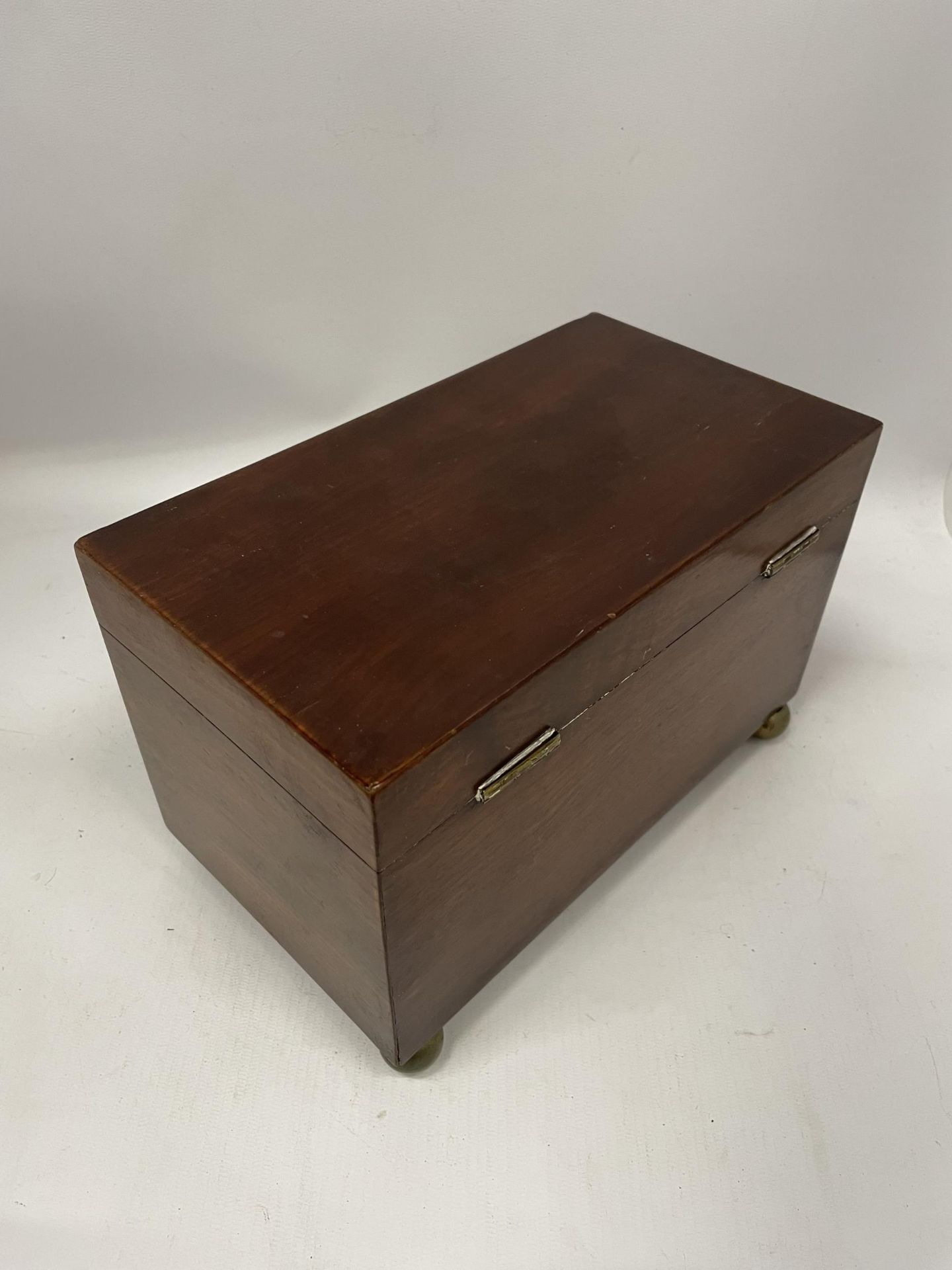 A VICTORIAN MAHOGANY TEA CADDY WITH THREE INNER COMPARTMENTS, ON BUN FEET - Bild 4 aus 4