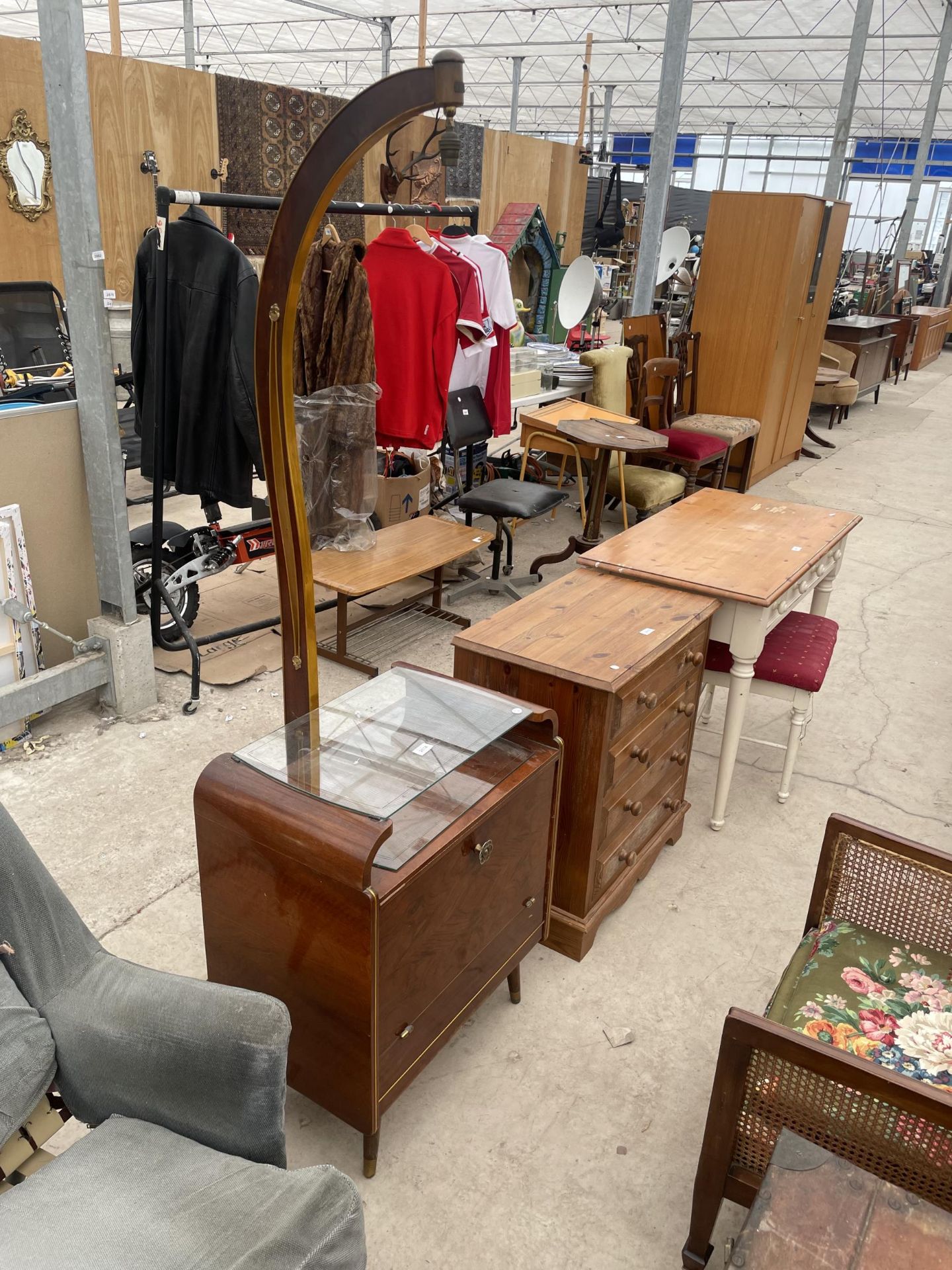 A 1960'S WALNUT STANDARD LAMP/CABINET WITH TWO GLASS SHELVES AND A SWAN NECK L;AMP WITH BRASS