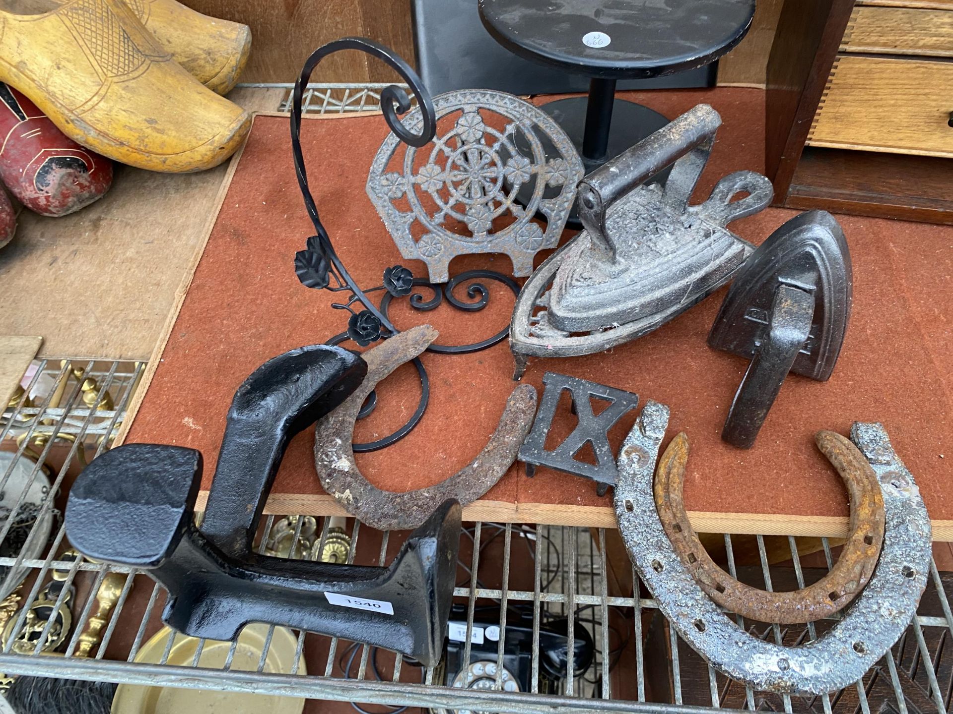 AN ASSORTMENT OF VINTAGE ITEMS TO INCLUDE A COBBLERS LAST, TWO FLAT IRONS, TRIVET STANDS AND HORSE - Image 3 of 3