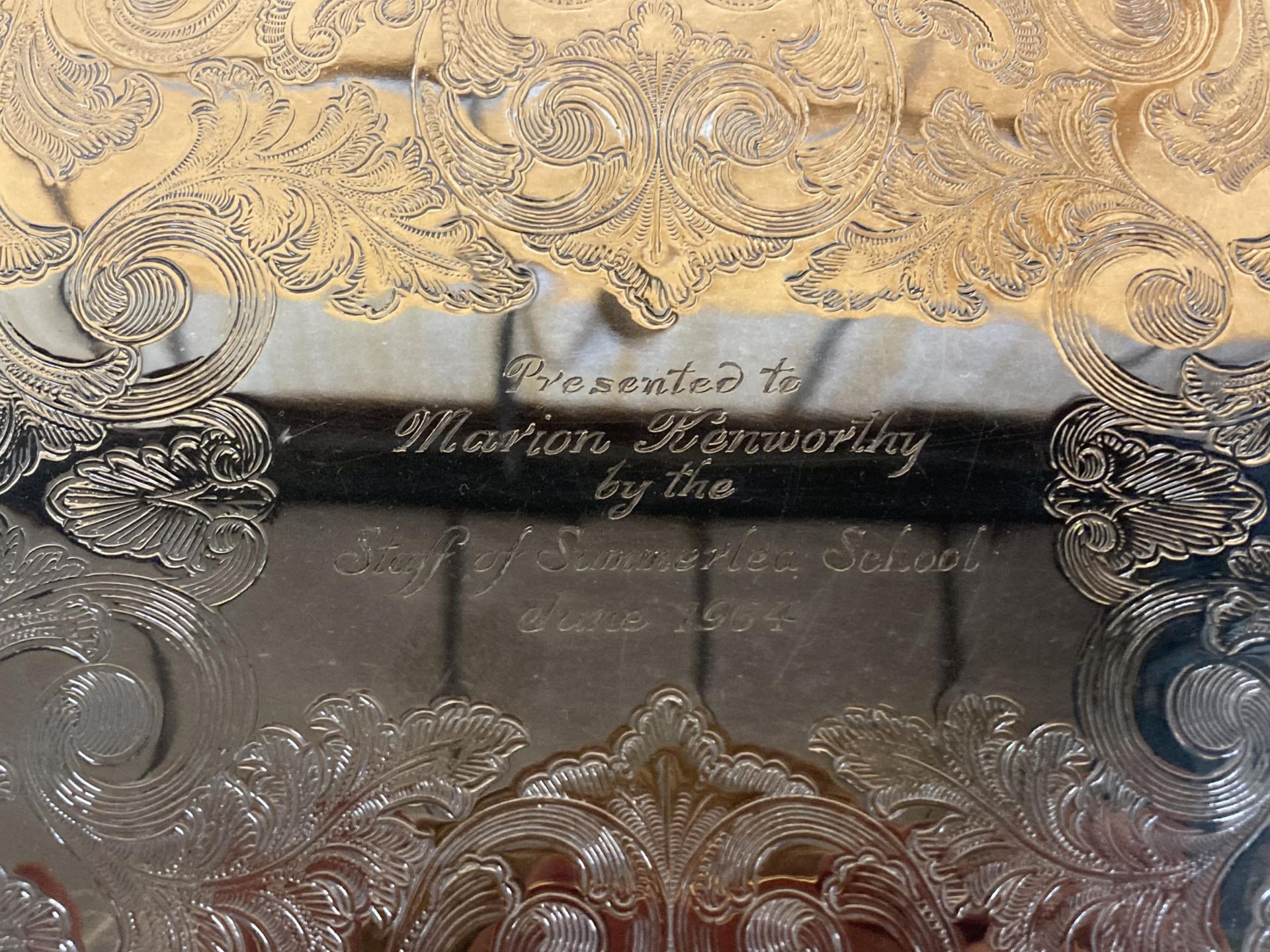 A HEAVY VINTAGE SILVER PLATED TRAY WITH ENGRAVED DETAIL, INSCRIBED WITH THE DATE JUNE 1964 - Image 2 of 4
