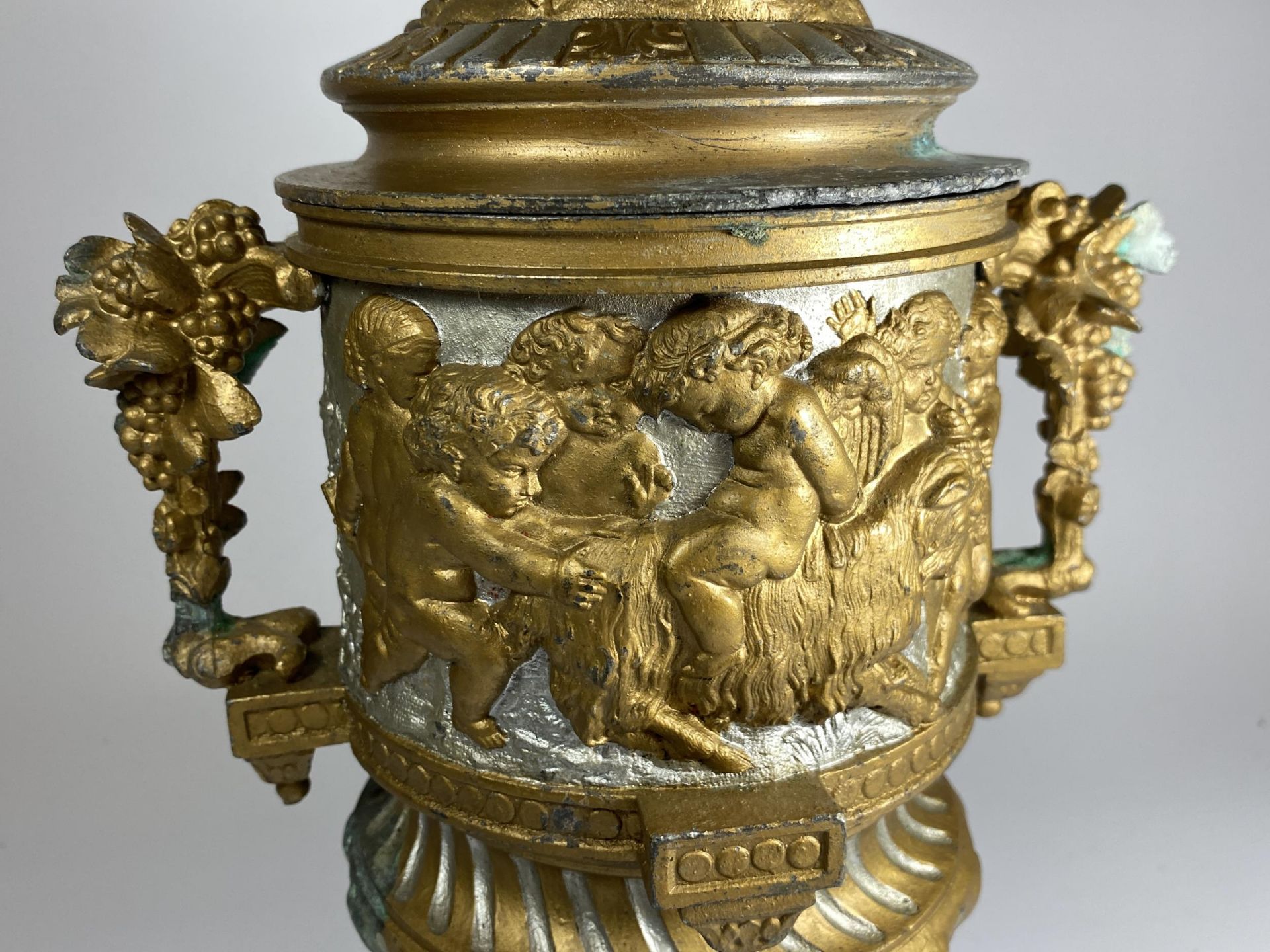 AN UNUSUAL 19TH CENTURY PEDESTAL BRONZE URN WITH NEO-CLASSICAL RELIEF DESIGN ON FLUTED BASE WITH - Bild 6 aus 13