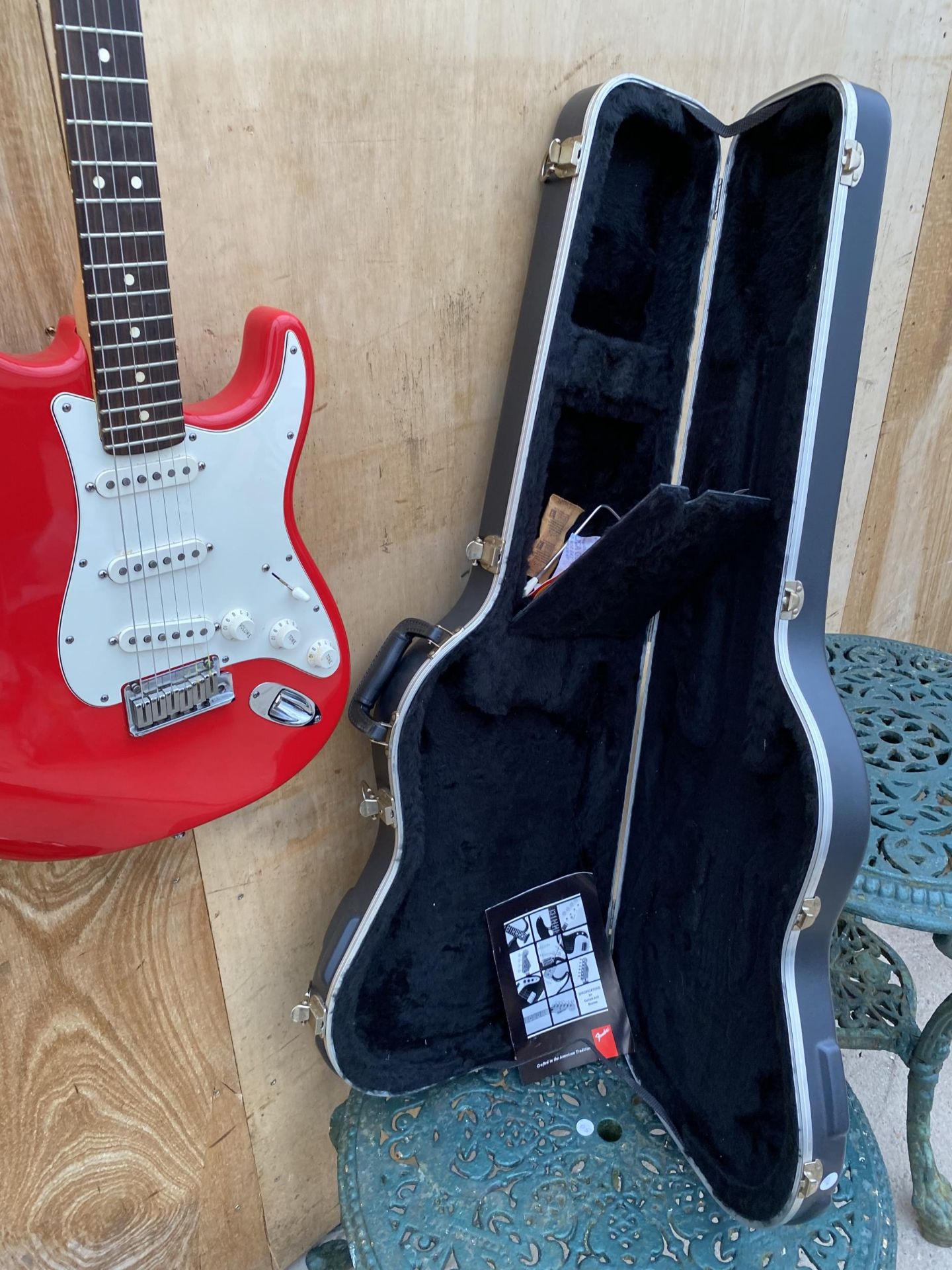 A RED FENDER STRATOCASTER ELECTRIC GUITAR WITH FENDER CARRY CASE ( SERIAL NUMBER: Z0132916) - Image 8 of 10