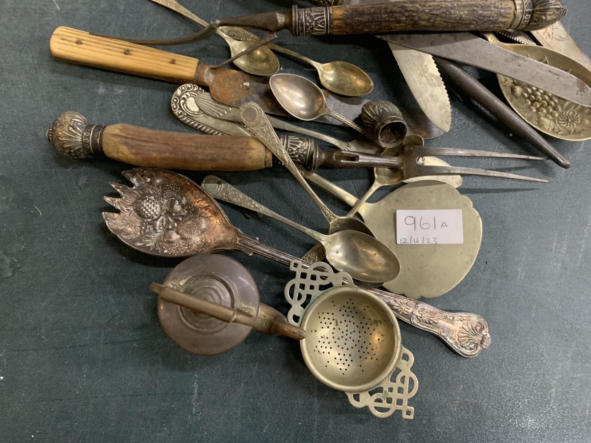 A QUANTITY OF VINTAGE FLATWARE TO INCLUDE SERVING SPOONS, KNIVES, SERVING FORKS, A PEWTER TANKARD, - Image 3 of 5