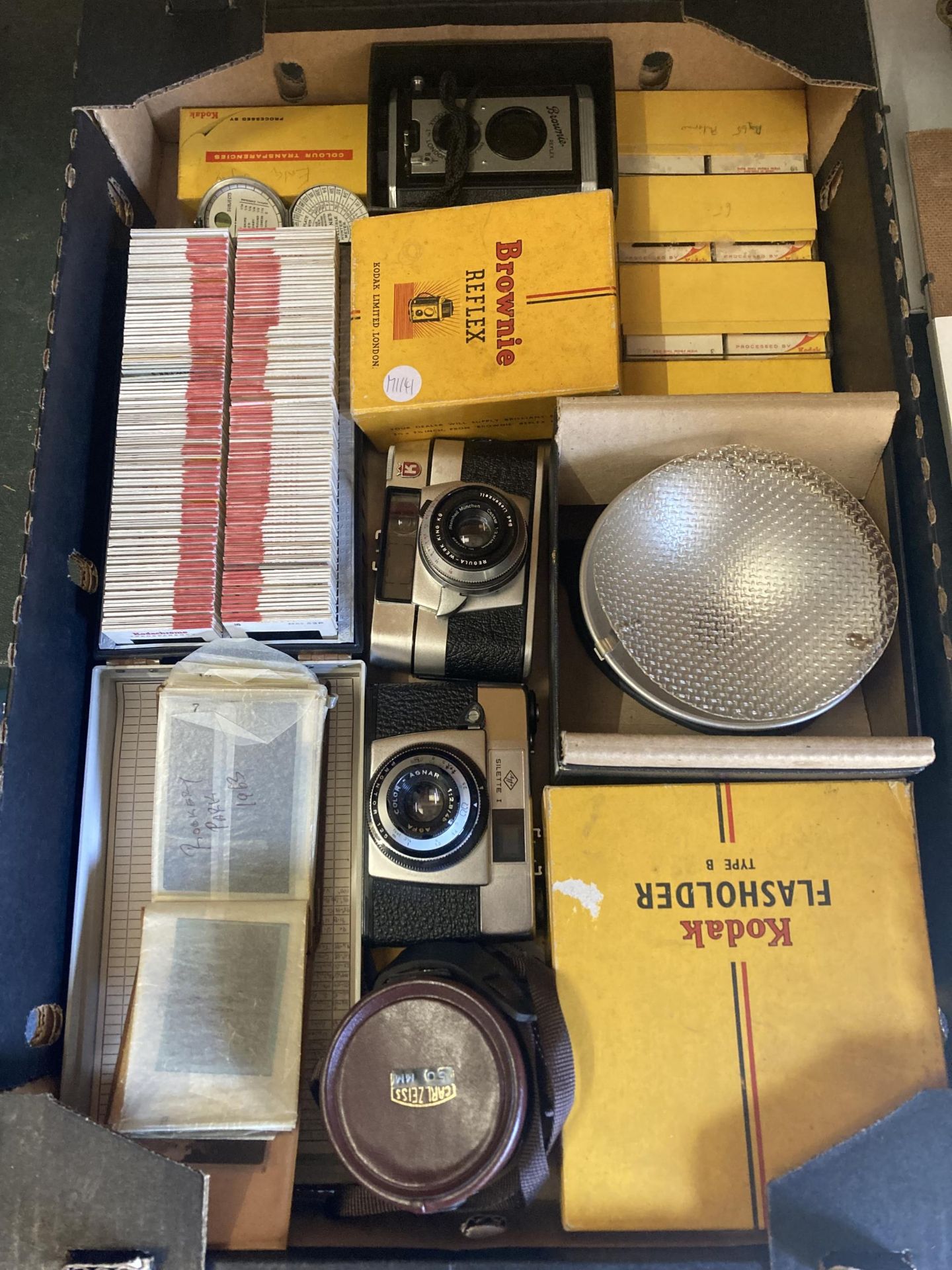 A QUANTITY OF VINTAGE CAMERAS TO INCLUDE AGFA SILETTE I, REGULA L, BROWNIE REFLEX IN ORIGINAL BOX,