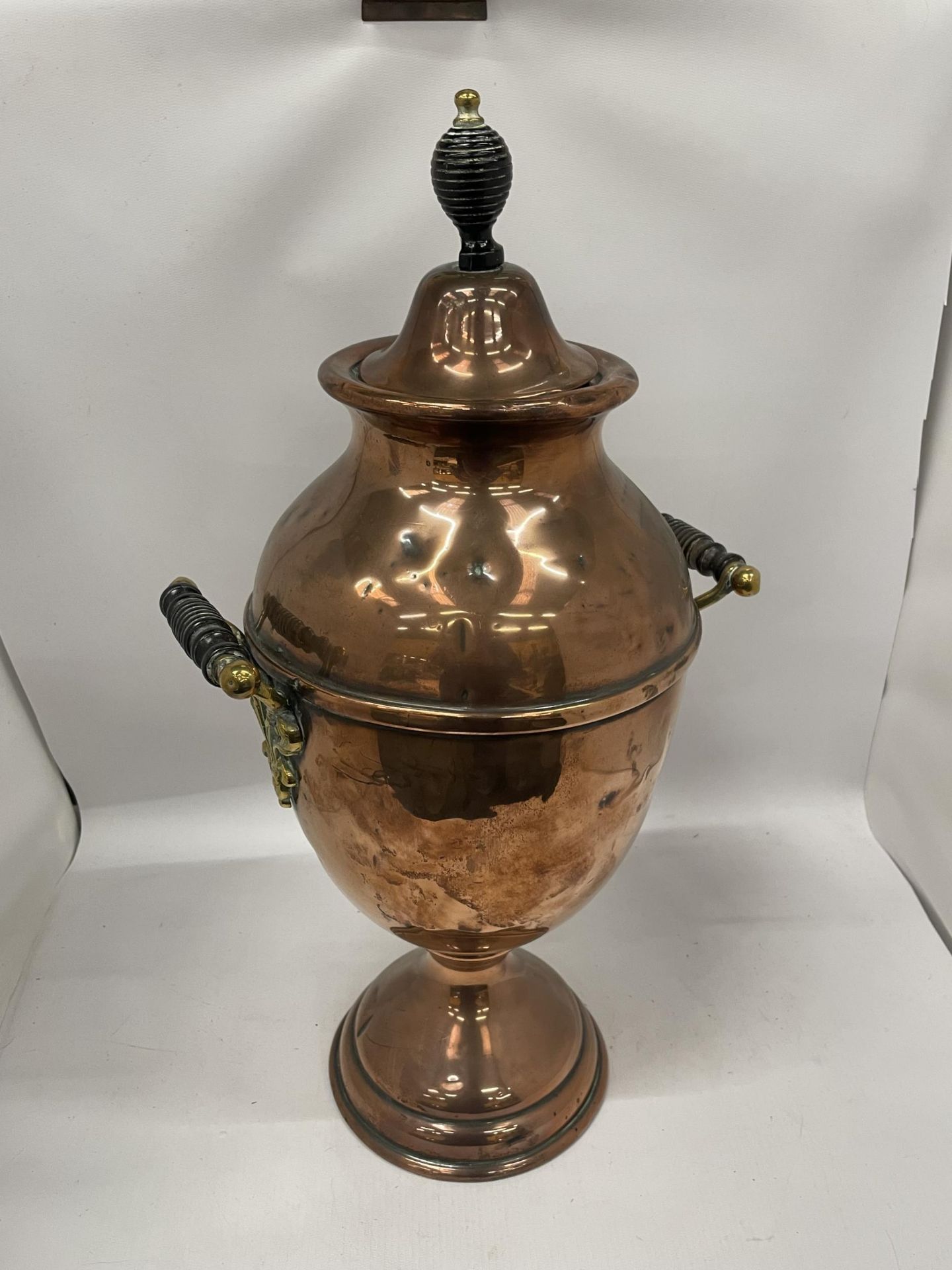 AN EARLY 20TH CENTURY TWIN HANDLED COPPER SAMOVAR URN WITH BRASS TAP - Image 4 of 4