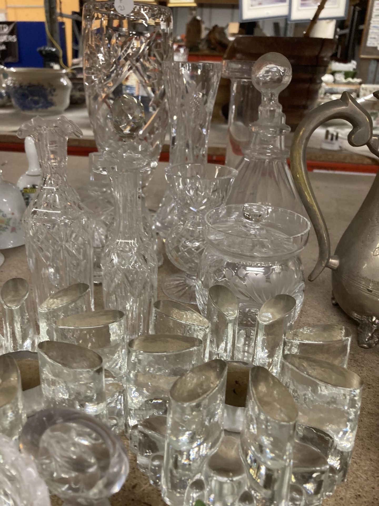 A QUANTITY OF GLASSWARE TO INCLUDE VASES, OIL BOTTLES, BOWLS, ETC - Image 3 of 5