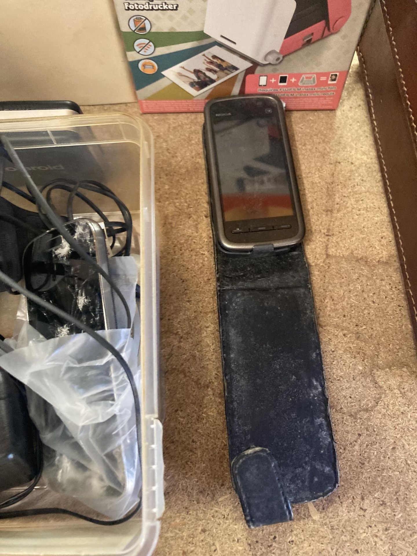 TWO VINTAGE MOBILE PHONES WITH CHARGERS, A TOMY SMARTPHONE PICTURE PRINTER AND A POLAROID POGO - Image 3 of 5