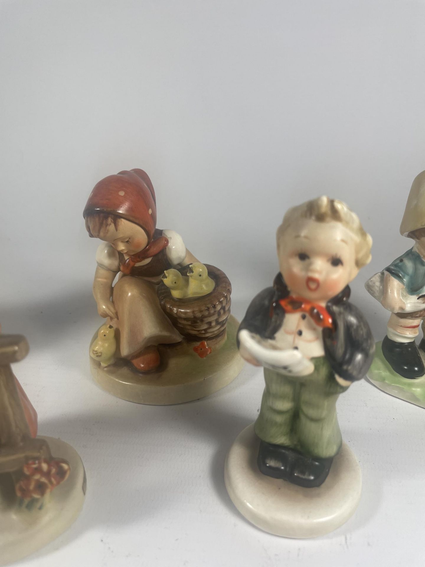 A GROUP OF FIVE VINTAGE GOEBEL HUMMEL FIGURES TO INCLUDE CHOIR BOY ETC - Image 3 of 5