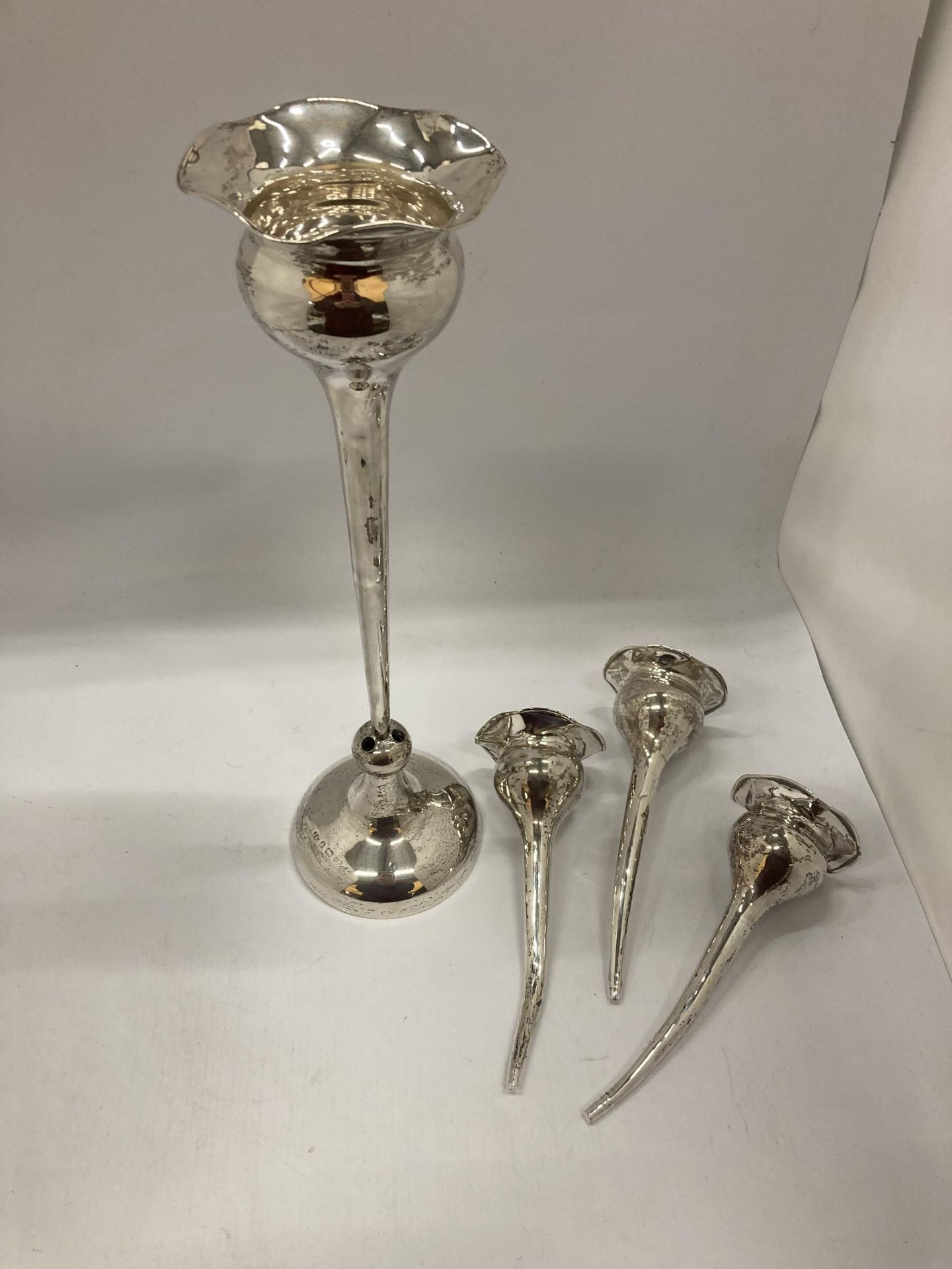AN EARLY 20TH CENTURY BIRMINGHAM HALLMARKED SILVER EPERGNE WITH THREE DETACHABLE POSIES, MAKER J. - Image 3 of 4