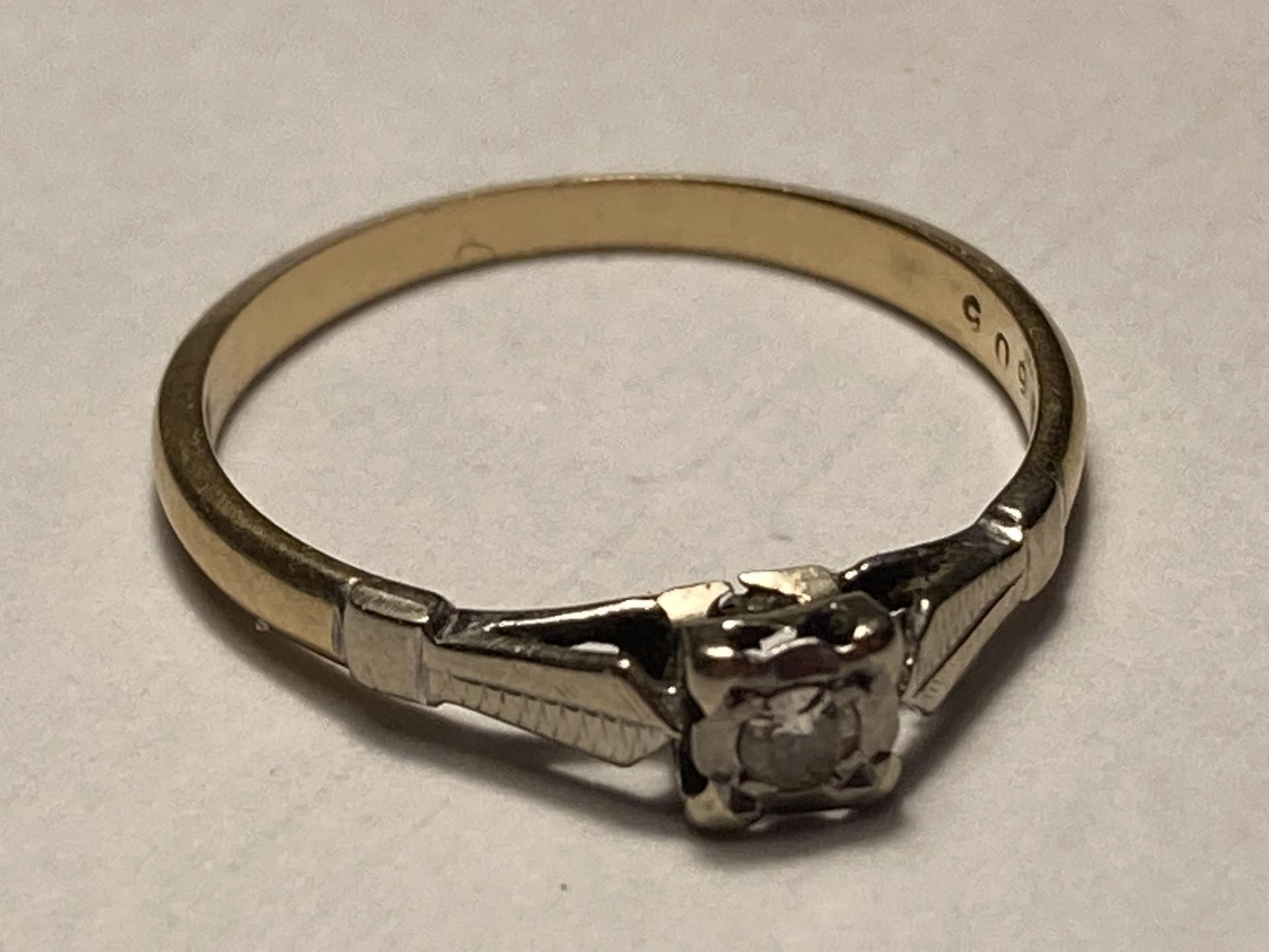 AN 18 CARAT GOLD SOLITAIRE DIAMOND RING K