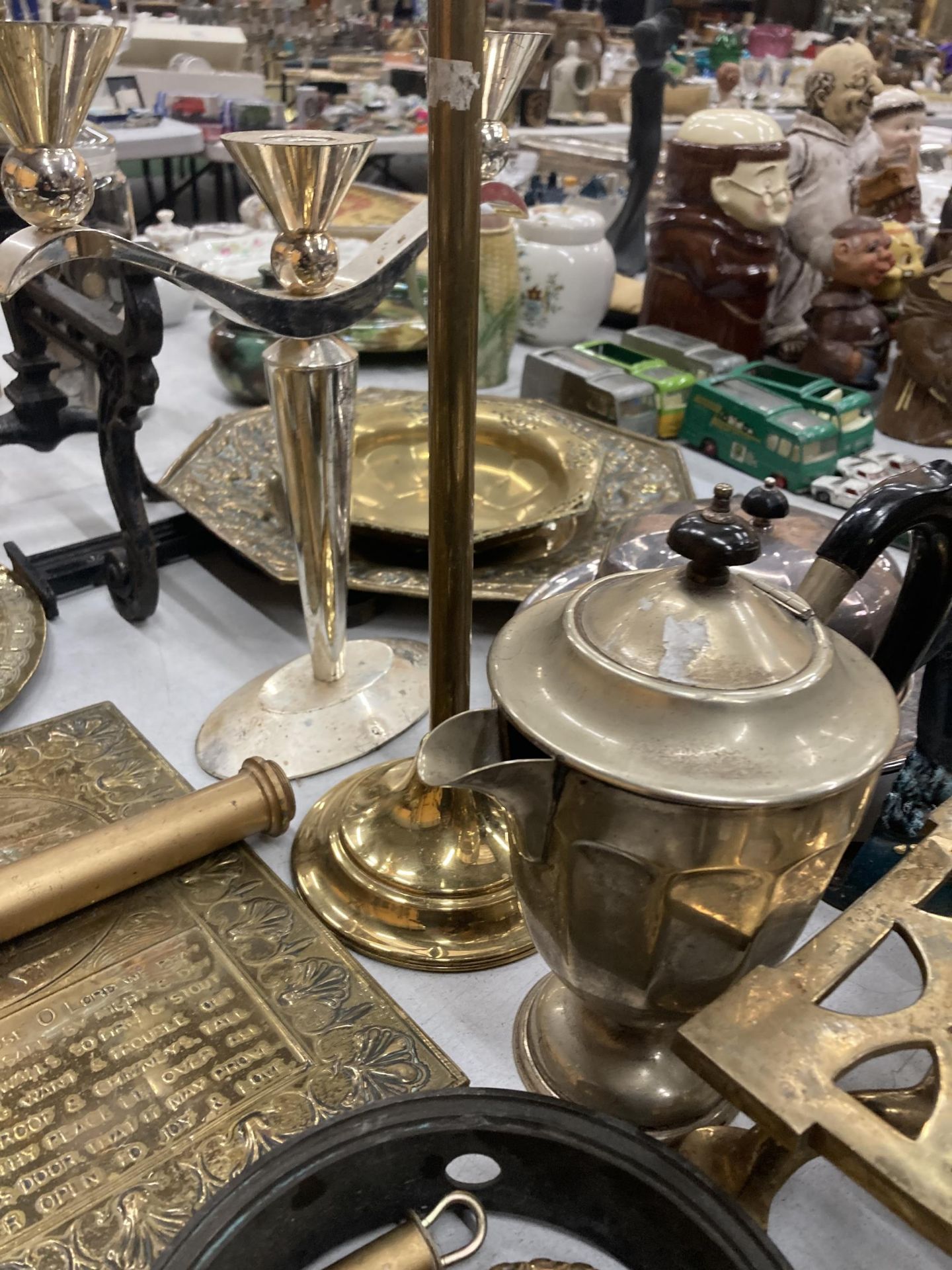 A LARGE QUANTITY OF ITEMS TO INCLUDE BRASS PLAQUES, PLATES, BOWLS, CANDLEABRA, SERVING DISHES, - Image 9 of 10