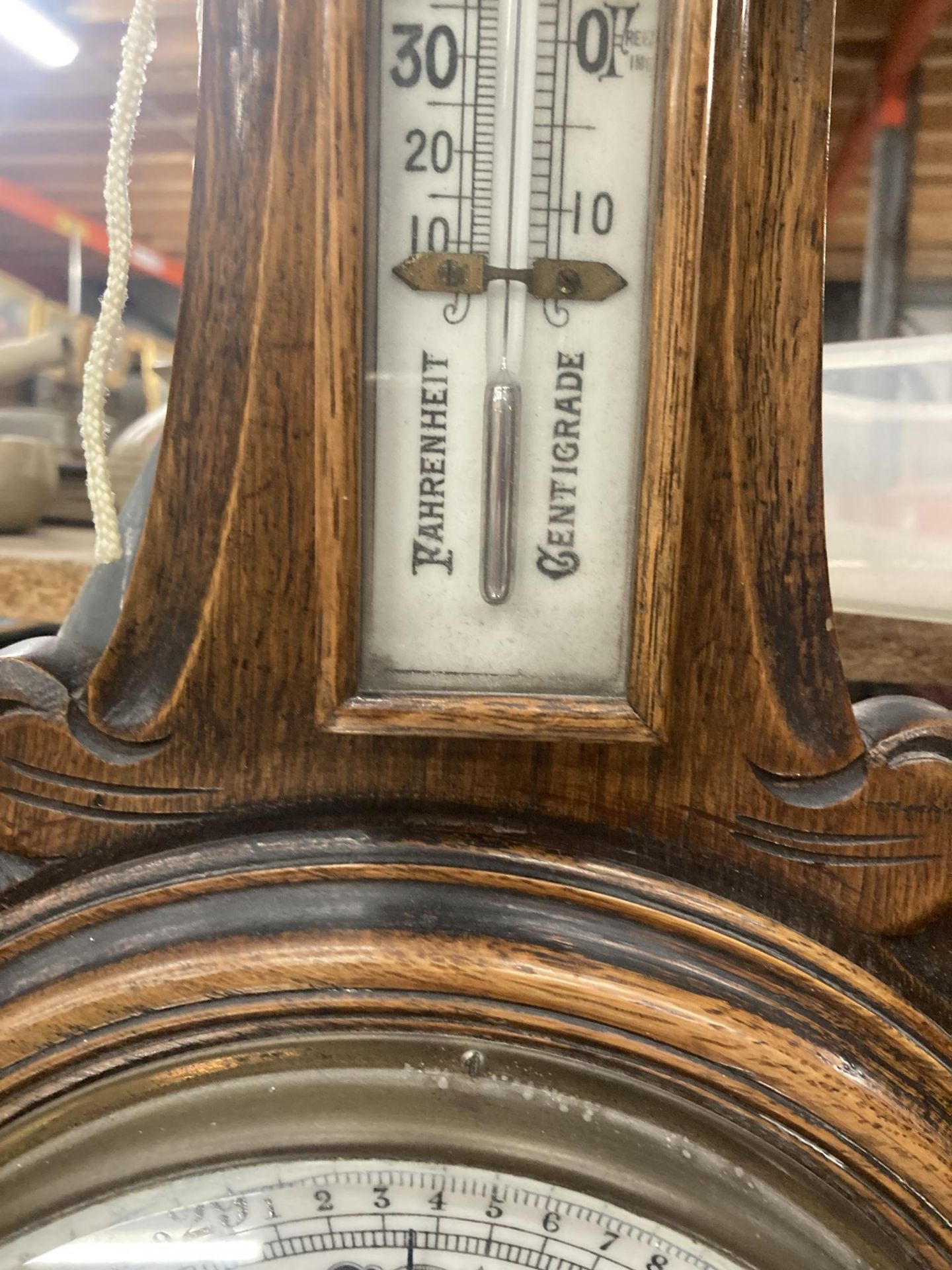 A VINTAGE CARVED MAHOGANY CASED ANEROID BAROMETER - Image 4 of 5