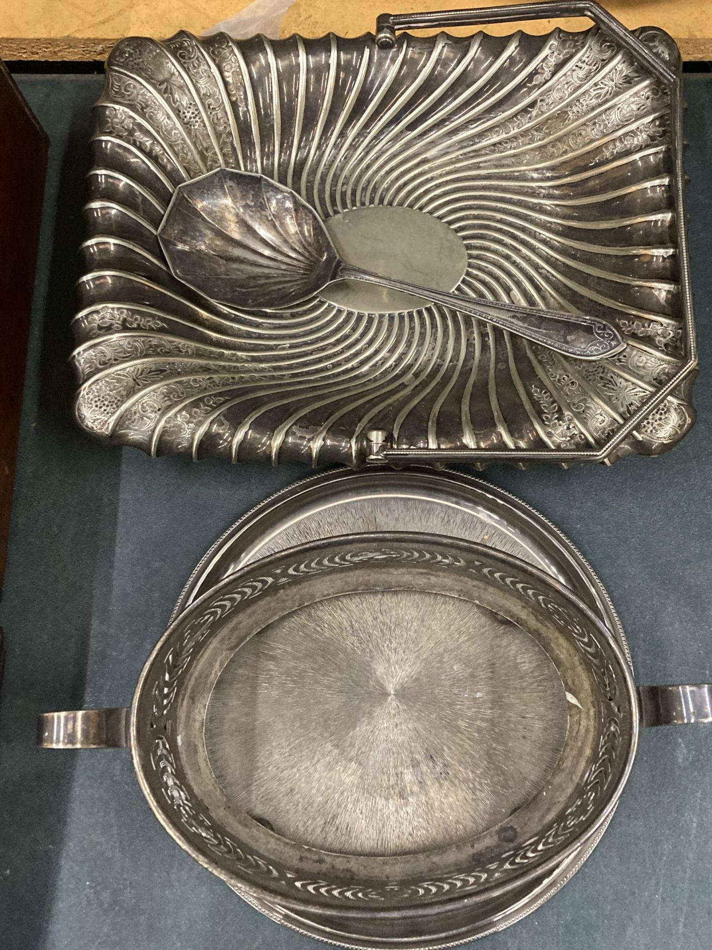 A SILVER PLATED BASKET DISH WITH HANDLE, SMALL TRAY, ETC - Bild 2 aus 4