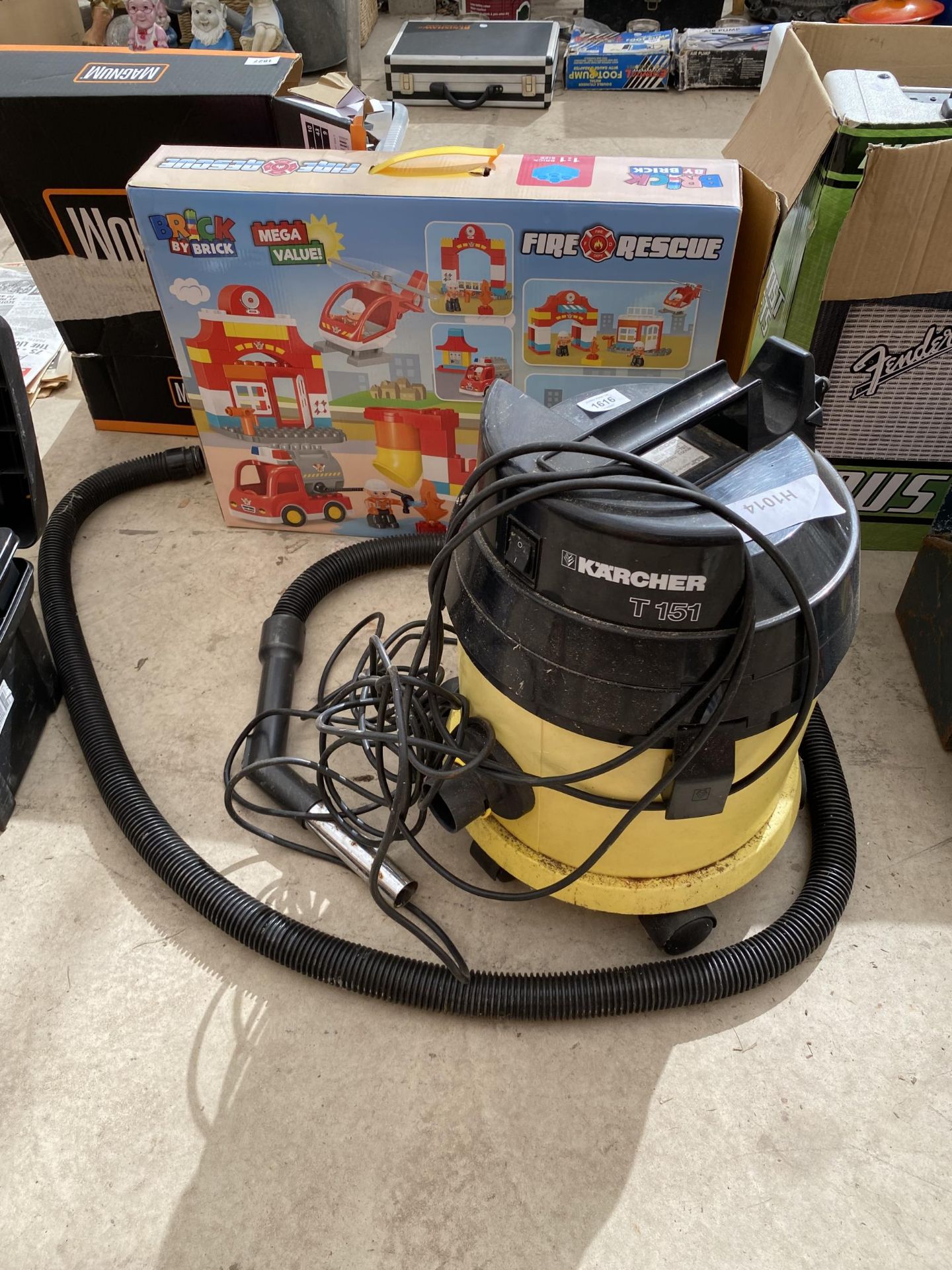 A KARCHER T151 ELECTRIC VACUUM CLEANER