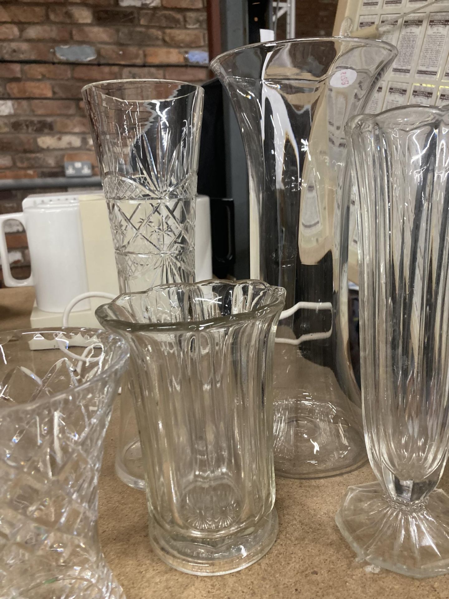SIX GLASS VASES OF VARYING SIZES - Image 3 of 4