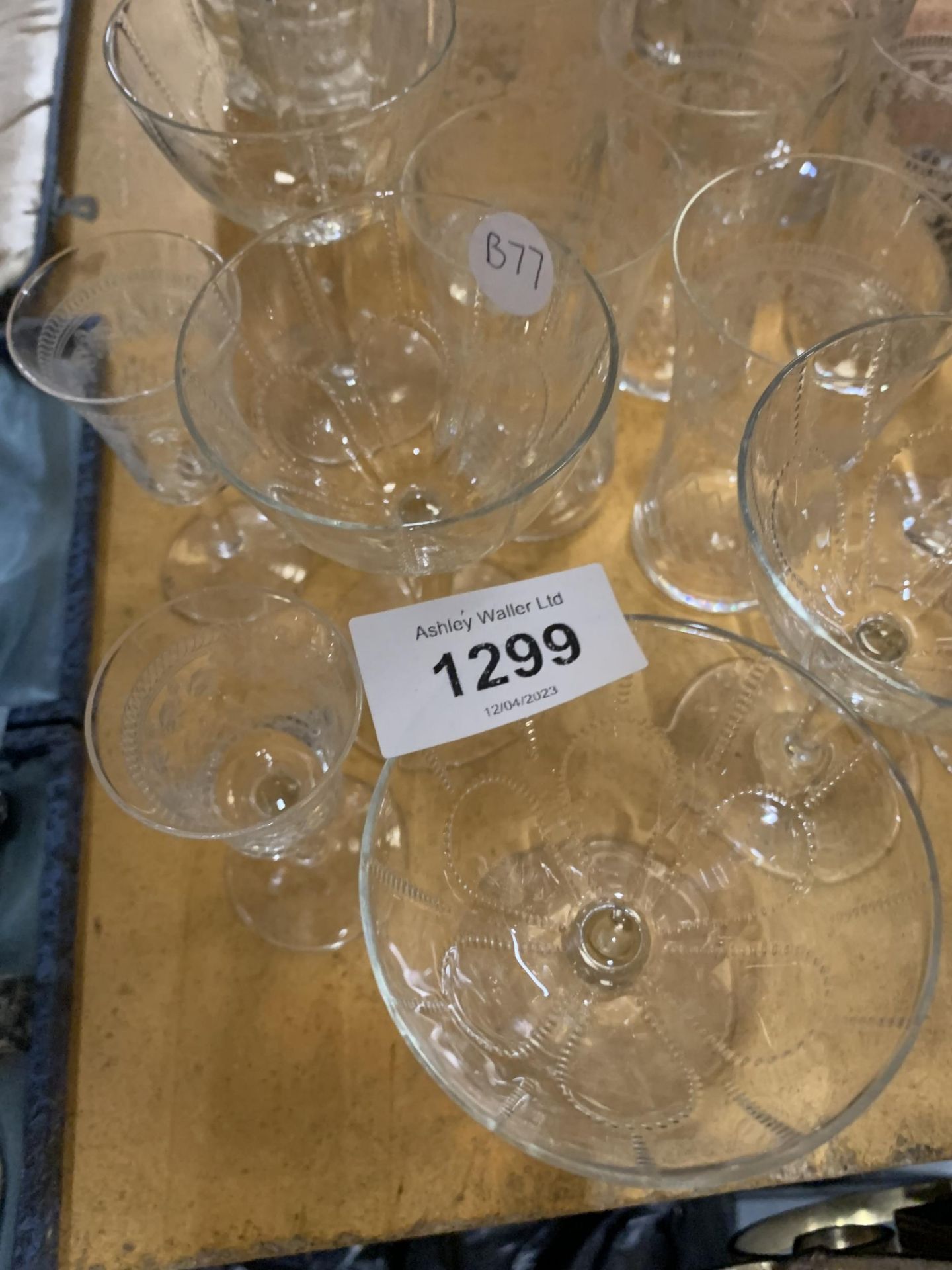 A QUANTITY OF GLASSWARE TO INCLUDE TWO LIQOUR GLASSES, FOUR SMALL AND SEVEN TALL TUMBLERS - Bild 2 aus 4