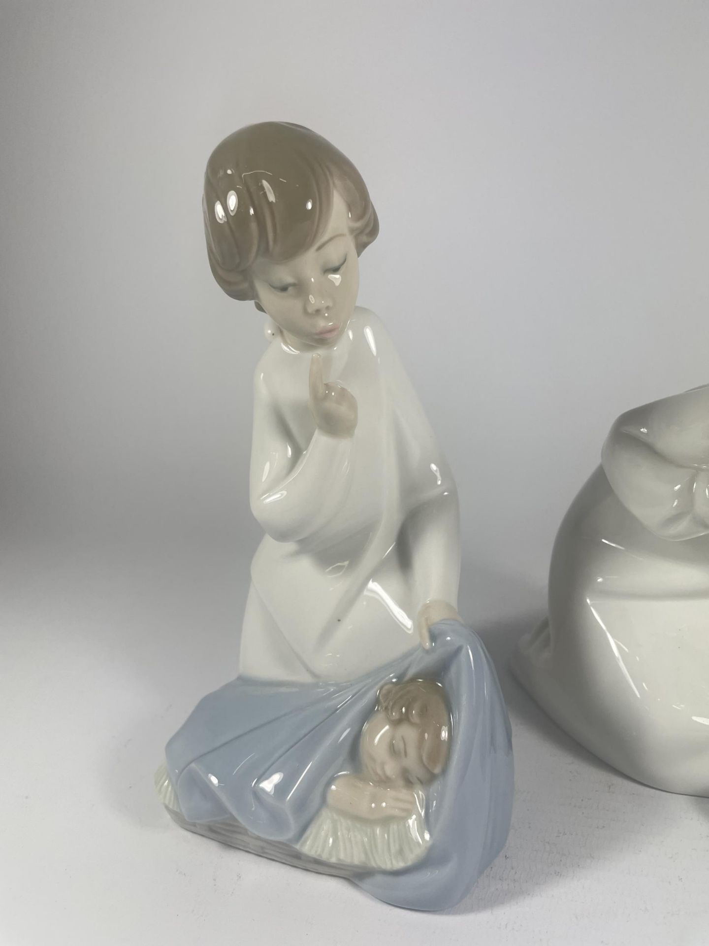 TWO LLADRO FIGURES OF A GIRL WITH SHOES & A BOY WITH CHILD - Image 2 of 5