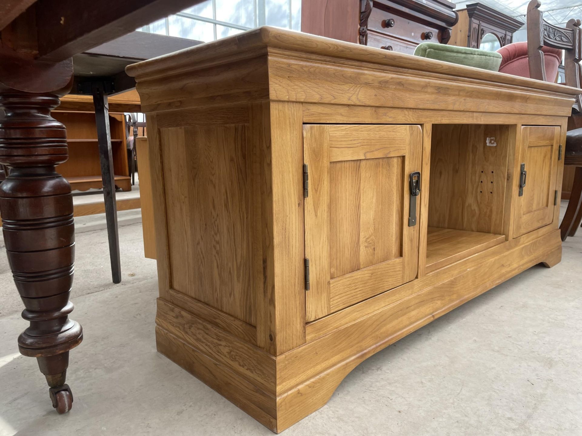 A MODERN OAK TV/ENTERTAINMENT UNIT 55" WIDE - Image 2 of 3