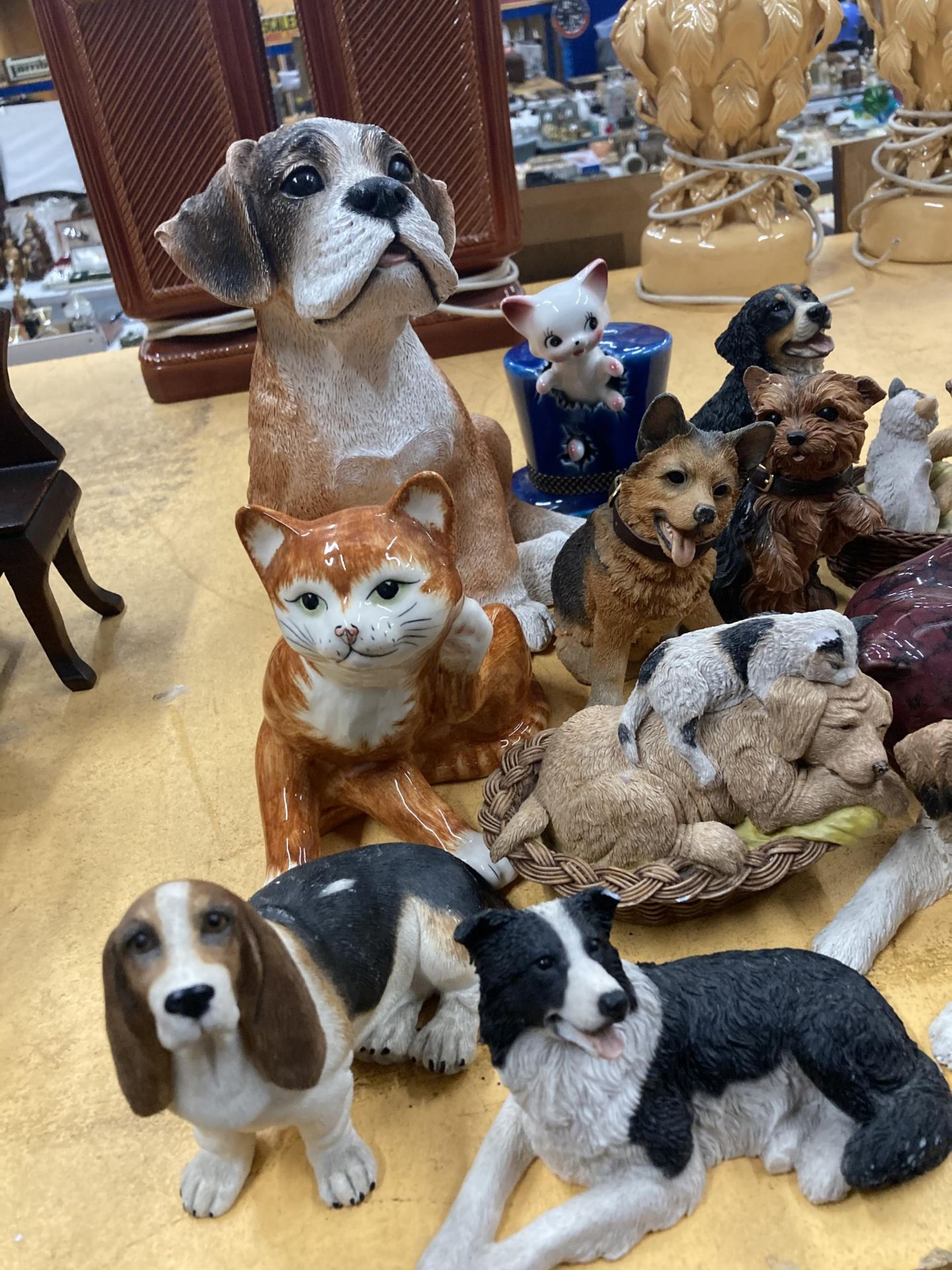 A QUANTITY OF DOG AND CAT ORNAMENTS TO INCLUDE A ST BERNARD, BEAGLE, COLLIE, ETC., - Image 2 of 6