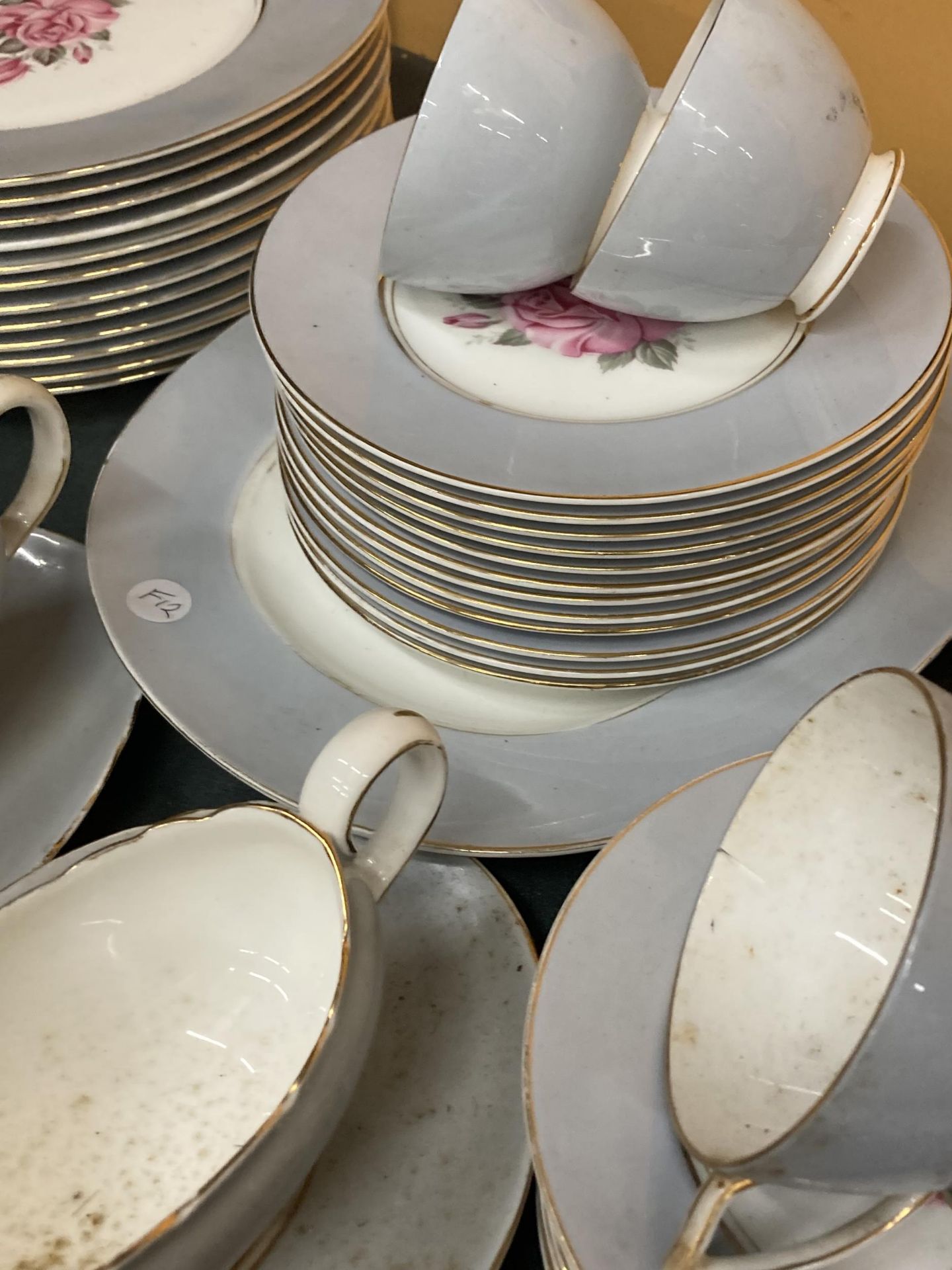 A LARGE QUANTITY OF SHELLEY DINNERWARE IN GREY WITH A PINK ROSE DECORATION TO INCLUDE VARIOUS - Image 4 of 6