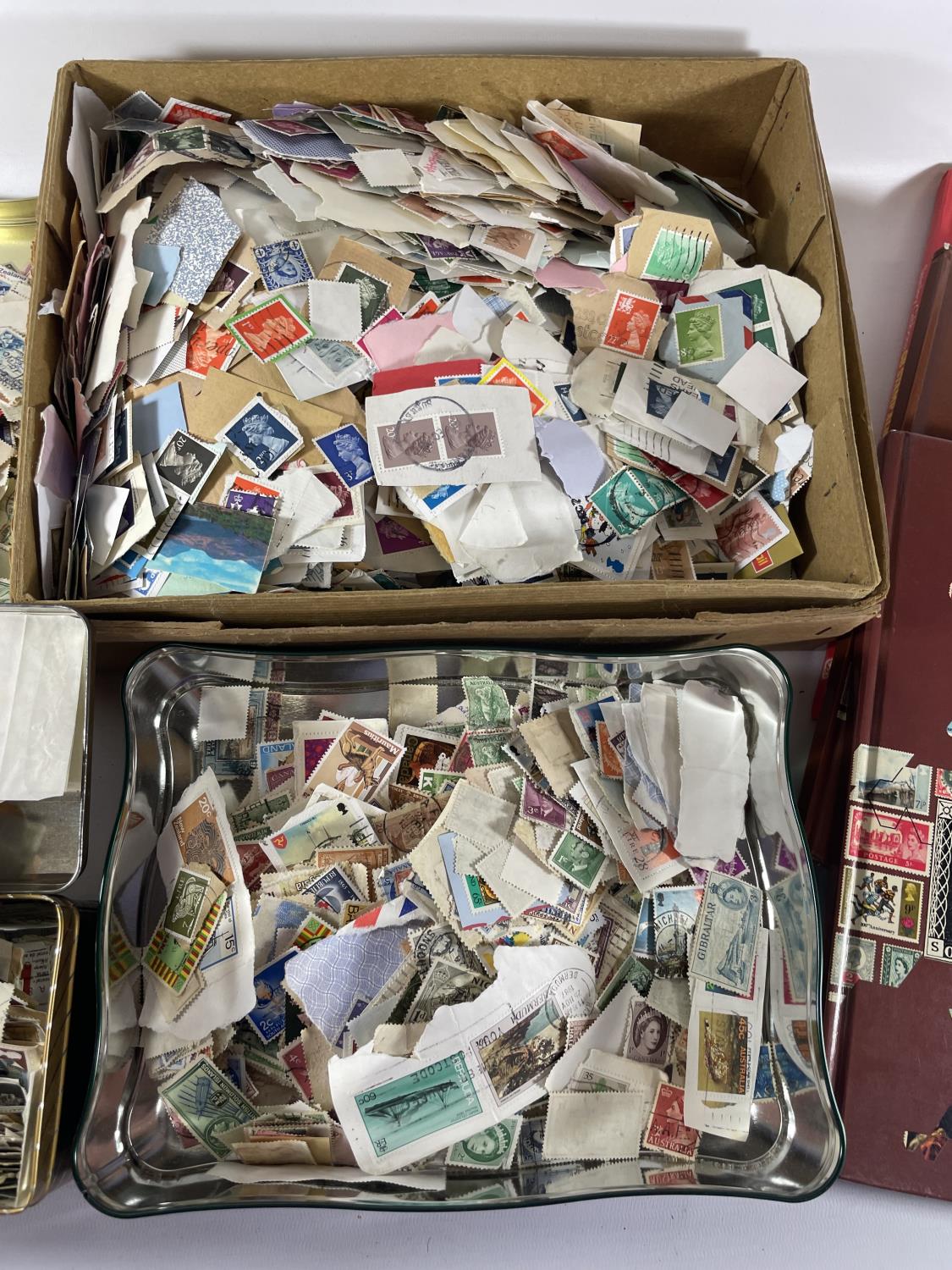 A LARGE COLLECTION OF STAMPS TO INCLUDE BRITISH EMPIRE AND THREE BLANK STANLEY GIBBONS GB ALBUMS - Image 3 of 5