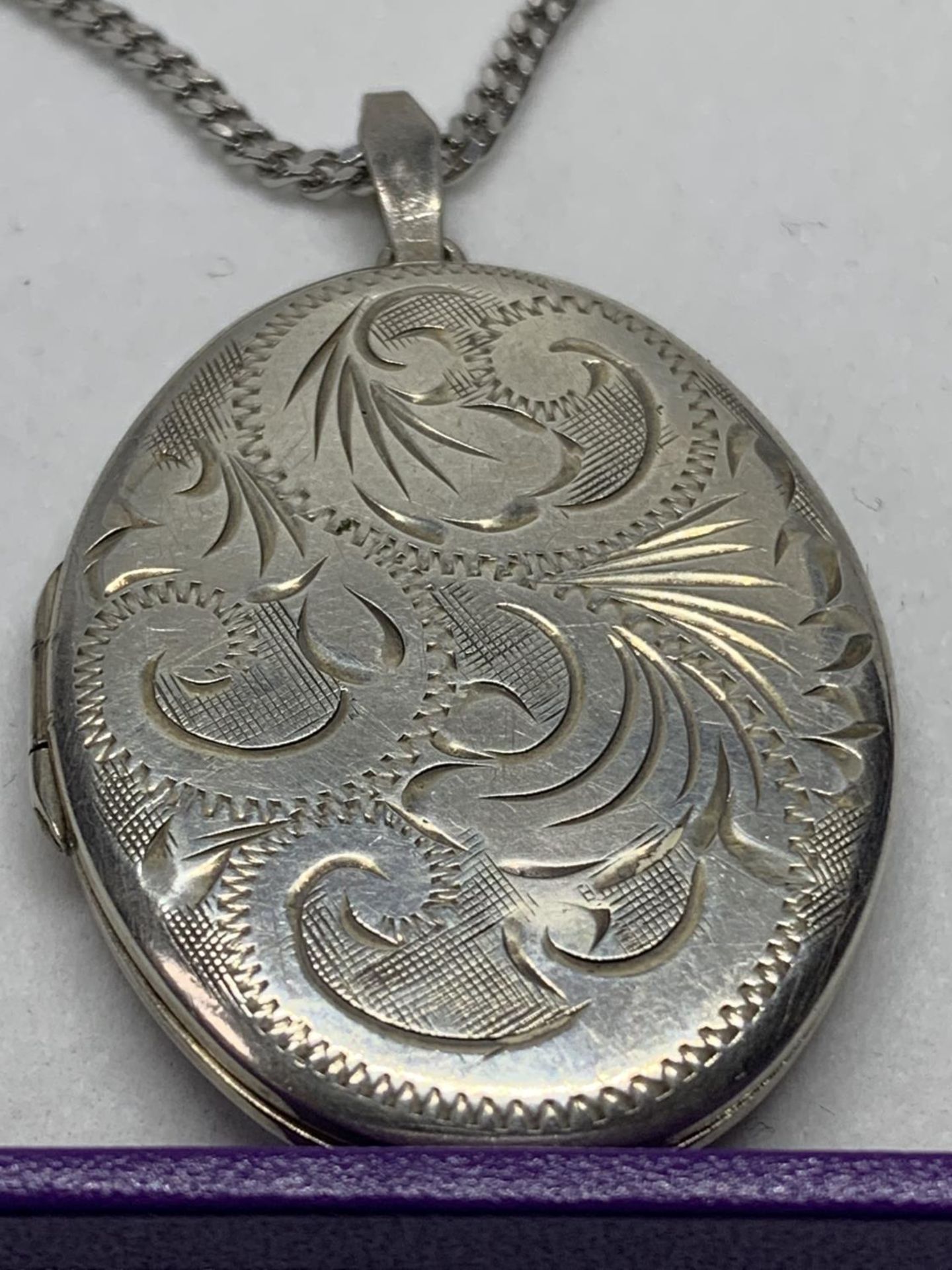 A SILVER NECKLACE WITH HALLMARKED BIRMINGHAM SILVER LOCKET IN A PRESENTATION BOX - Image 2 of 4