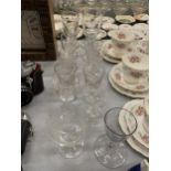 A QUANTITY OF VINTAGE GLASSES TO INCLUDE A RUMMER GLASS
